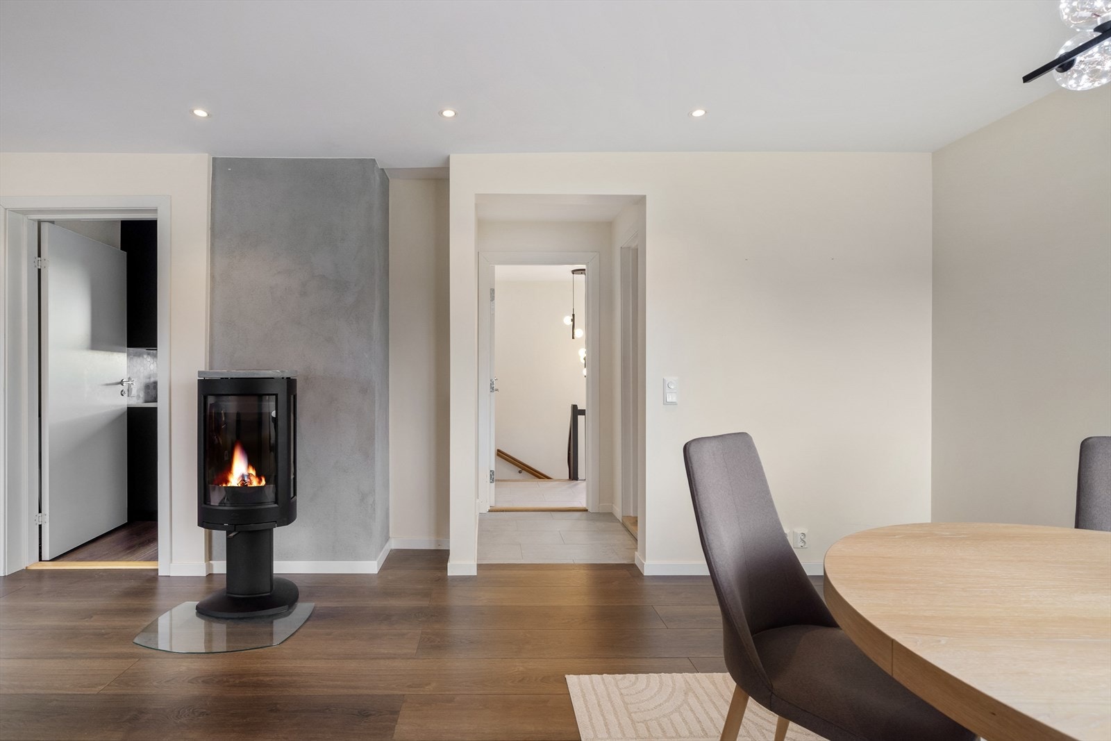 Inne i leilighetens mellomgang har du tilgang til ett av de to badene i denne etasjen, samt inngang til stue, kjøkken og soverom. Galleribilde