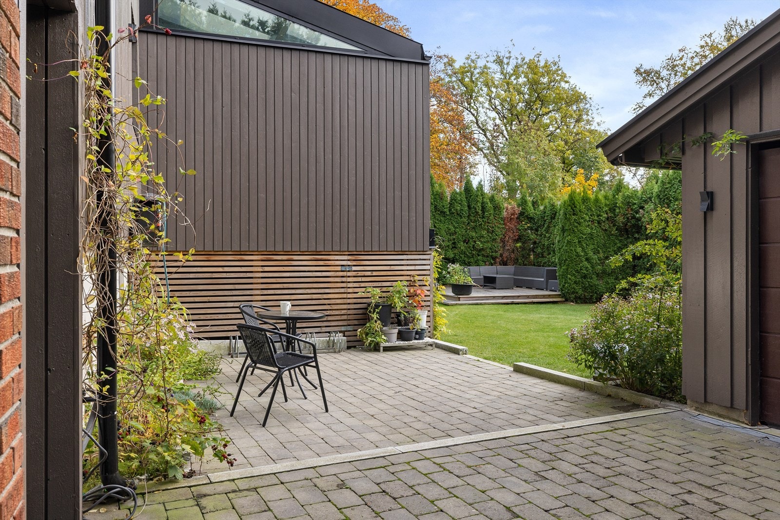 Det er flere lune og skjermede uteplasser på eiendommen. Galleribilde