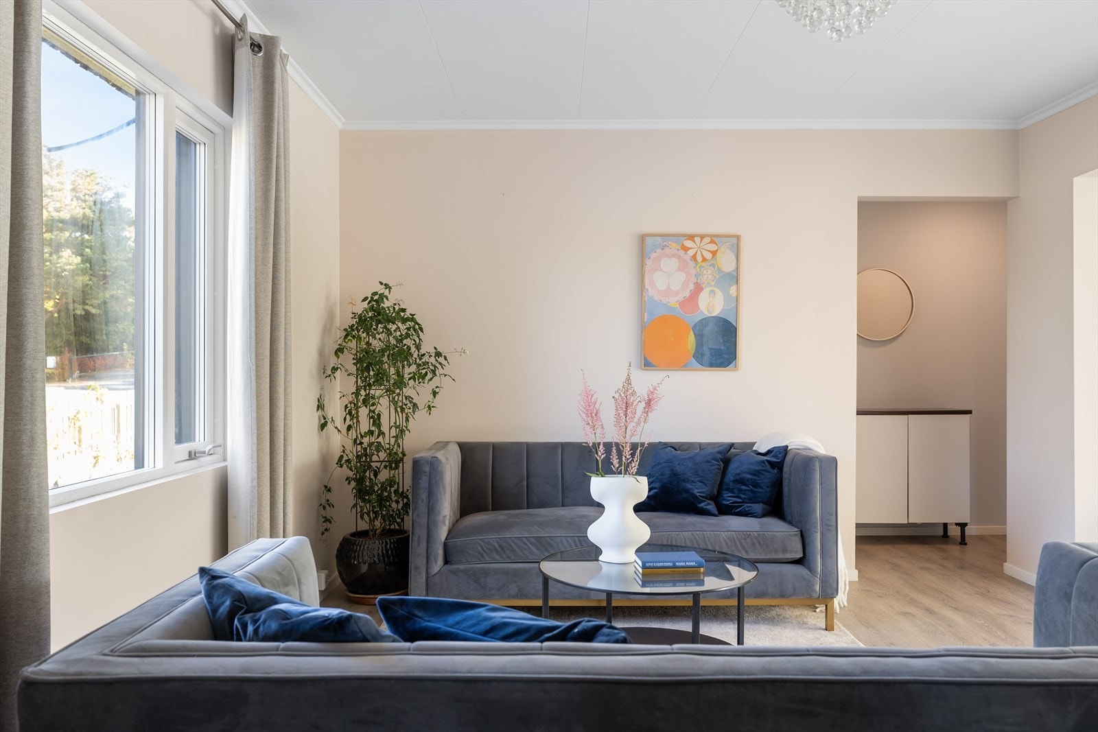 Bak stuene er det tilbygd soverom og baderom, så her får man en egen soveromsavdeling og rolig sone i boligen. Galleribilde