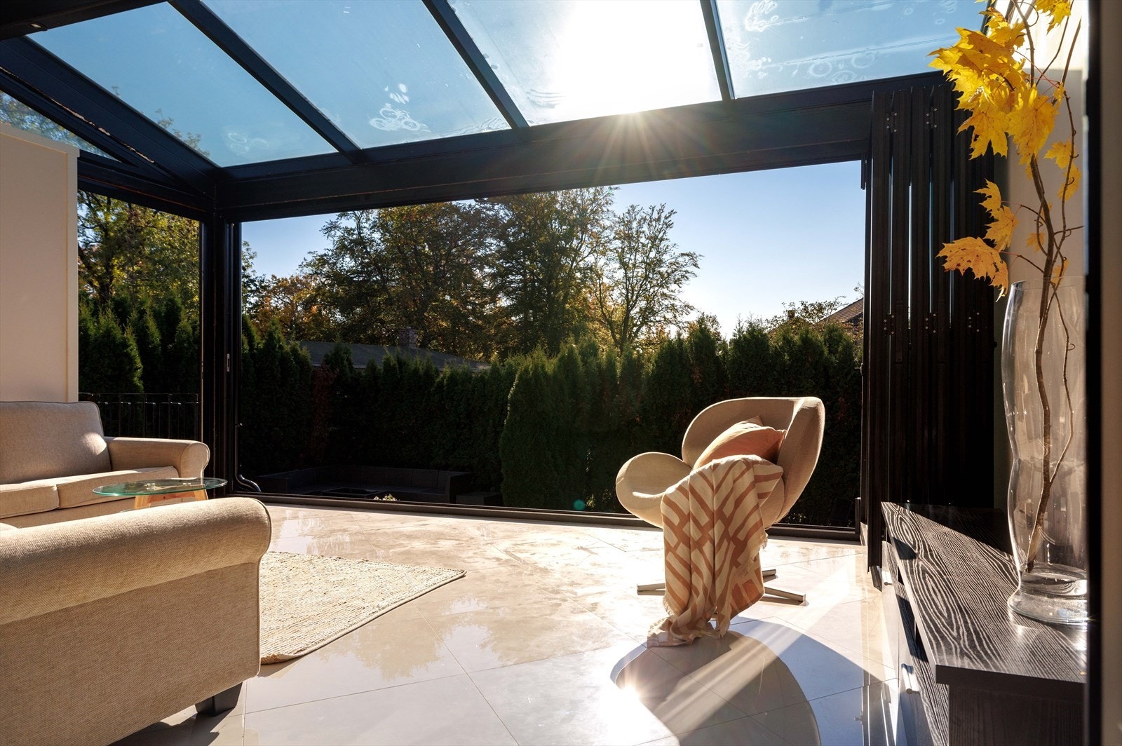 I vinterhagen er det en foldedør som gjør at man kan slippe sollyset helt inn i stuen. Galleribilde