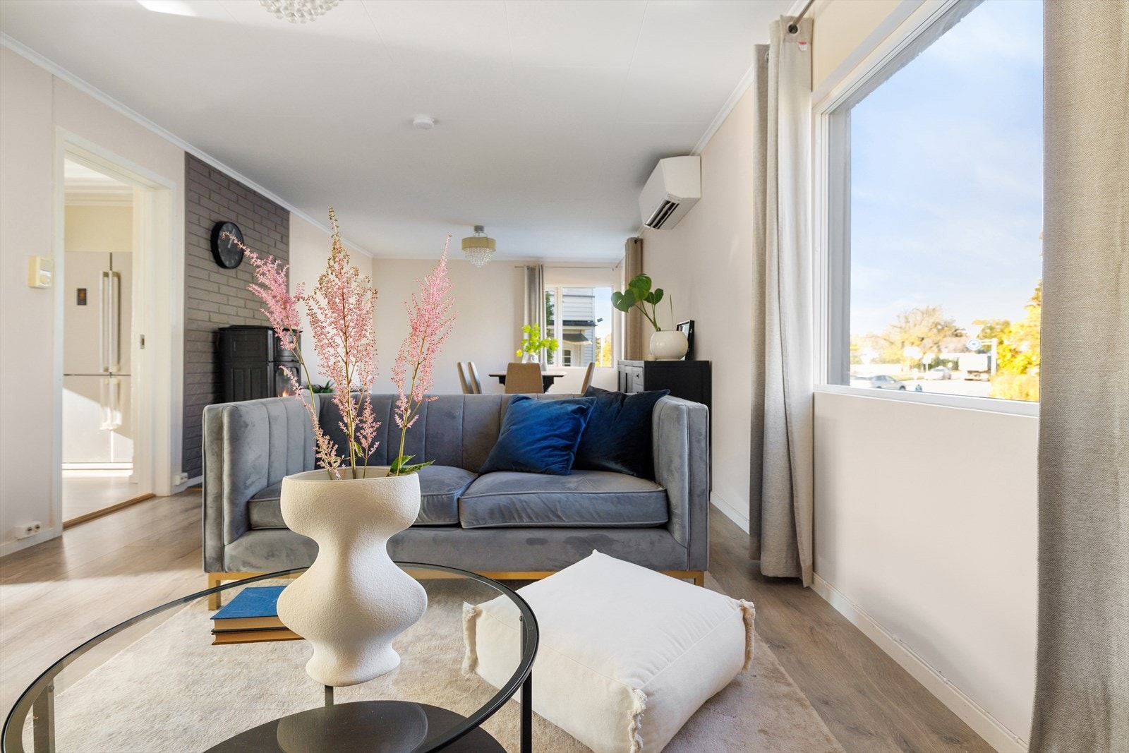 Stuen kan oppvarmes med både varmepumpe og vedovn. Galleribilde