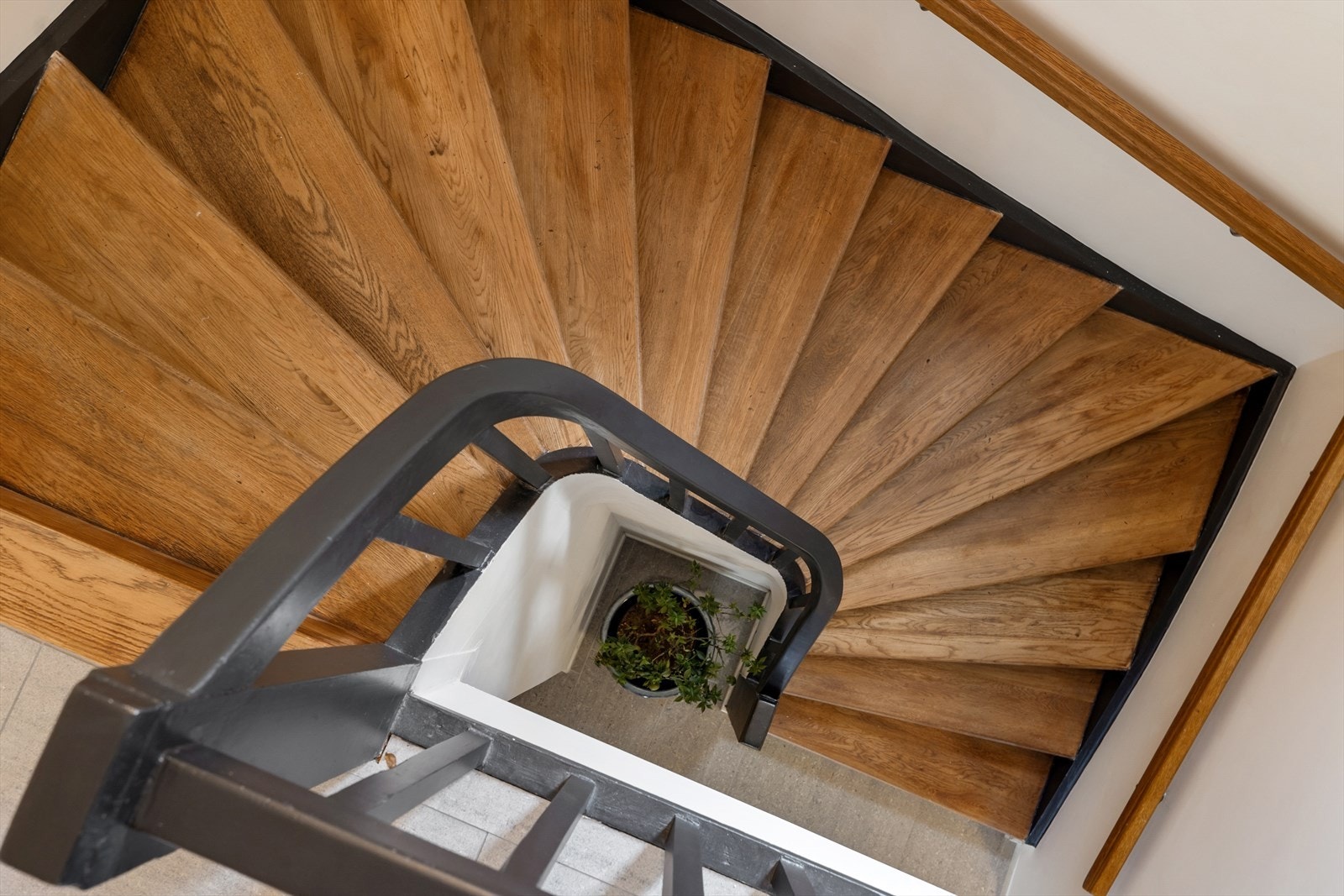 En bred, og pen trapp leder opp til 2. etasjen som har 3 soverom, 2 baderom, kjøkken og stue. Galleribilde