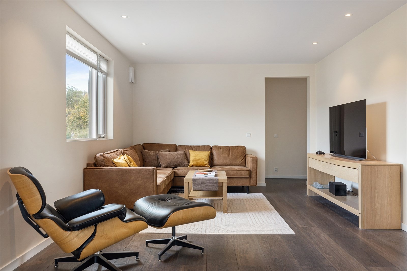 Stuen har god plass til både spisestue og sofakrok. Galleribilde