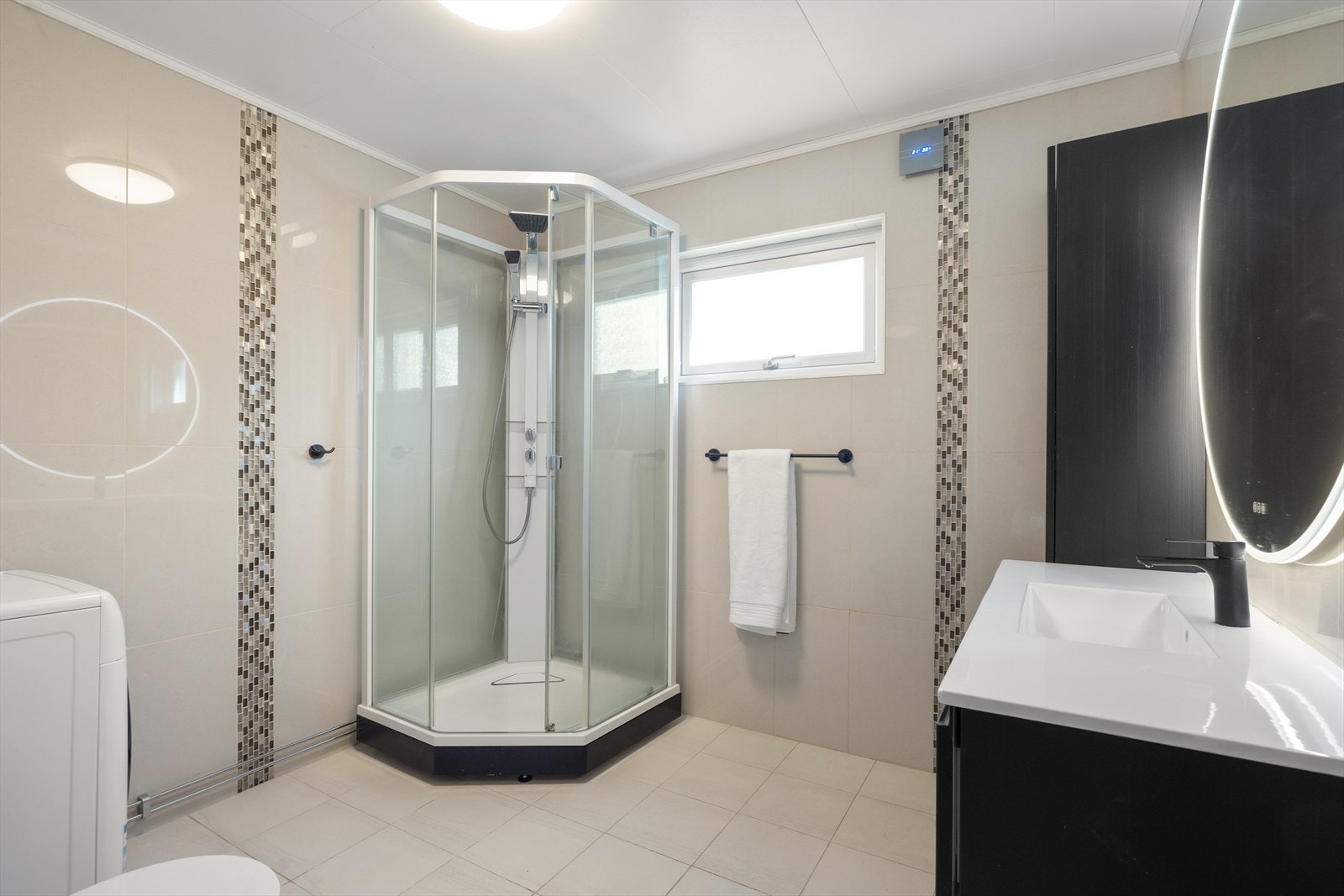 interior-29.jpgHer finner vi et komfortabelt dusjkabinett og dessuten opplegg til vaskemaskin. Galleribilde