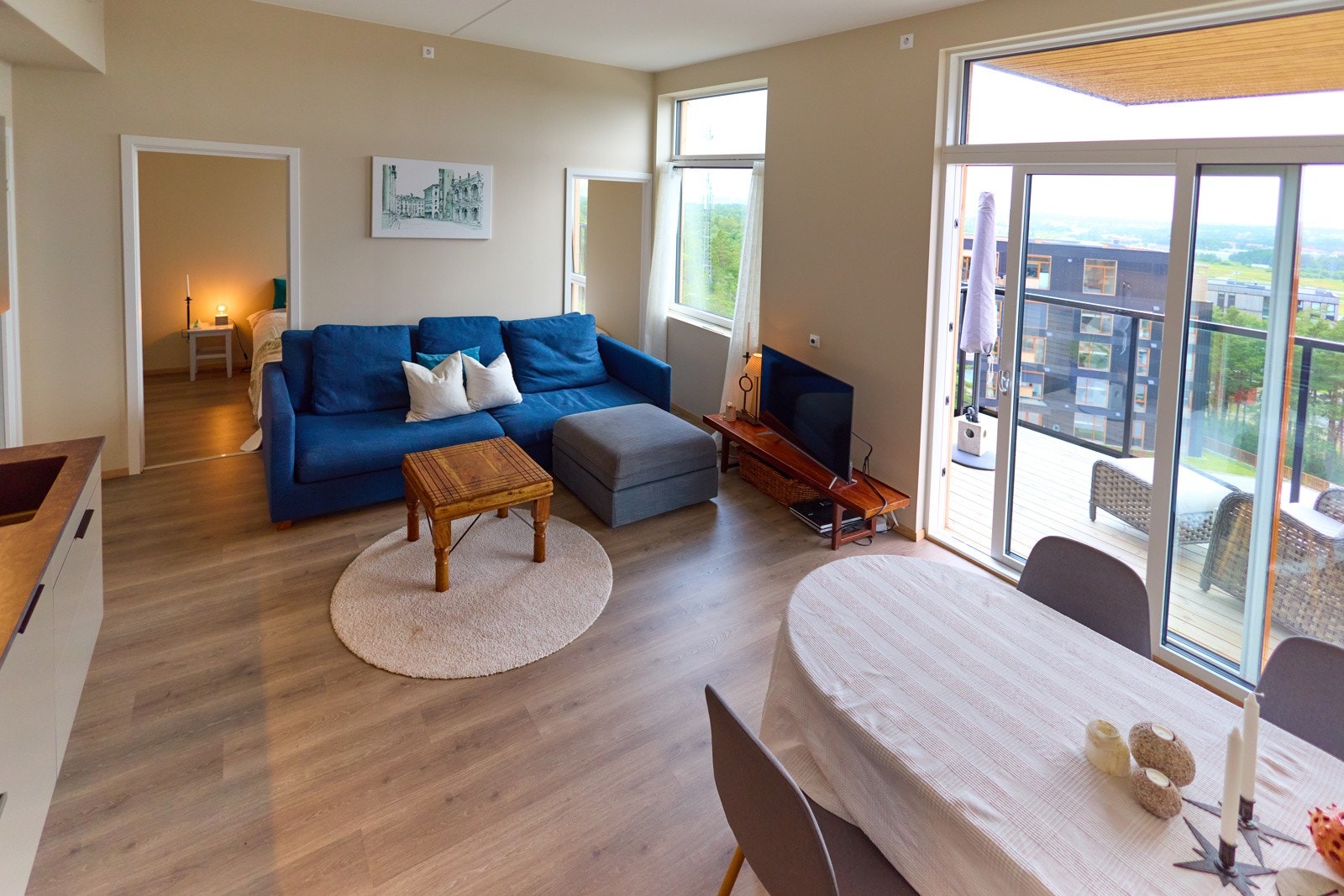 Store vindusflater som slipper inn godt med naturlig lys. Foto: selger Galleribilde