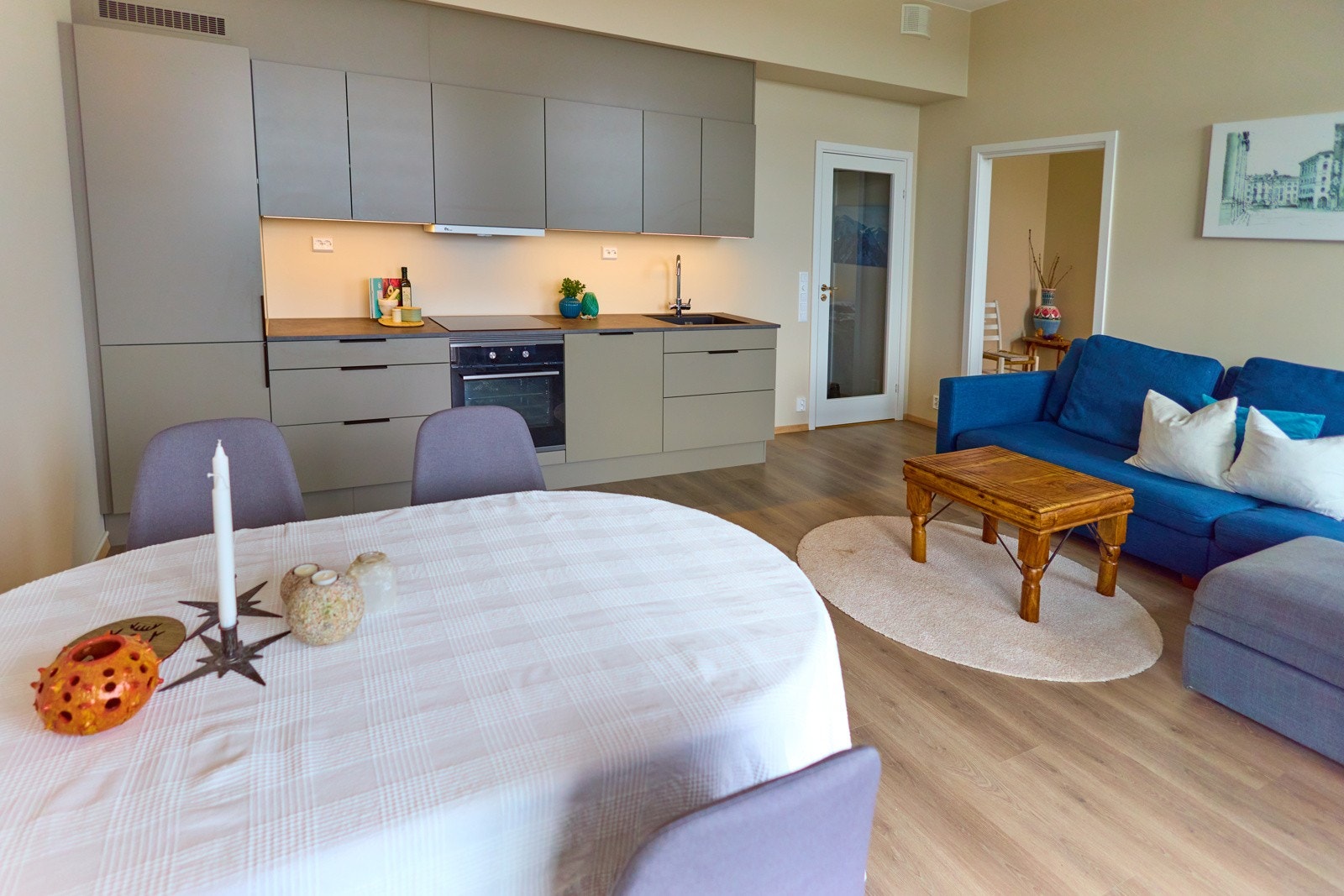 Kjøkken med integrerte hvitevarer og innredning med glatte fronter. Foto: selger Galleribilde