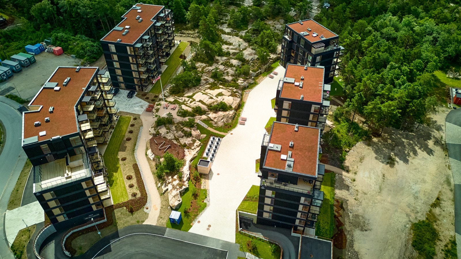 Leiligheten ligger bakerst og innerst i et område bestående av nyere blokkbebyggelse. Foto: selger Galleribilde