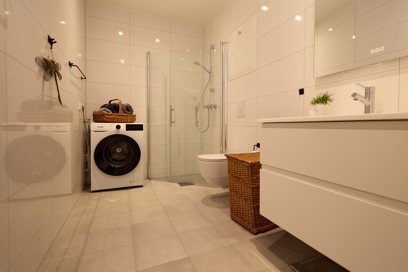 Flislagt bad med elektrisk gulvvarme. Opplegg for vaskemaskin. Foto: selger Galleribilde