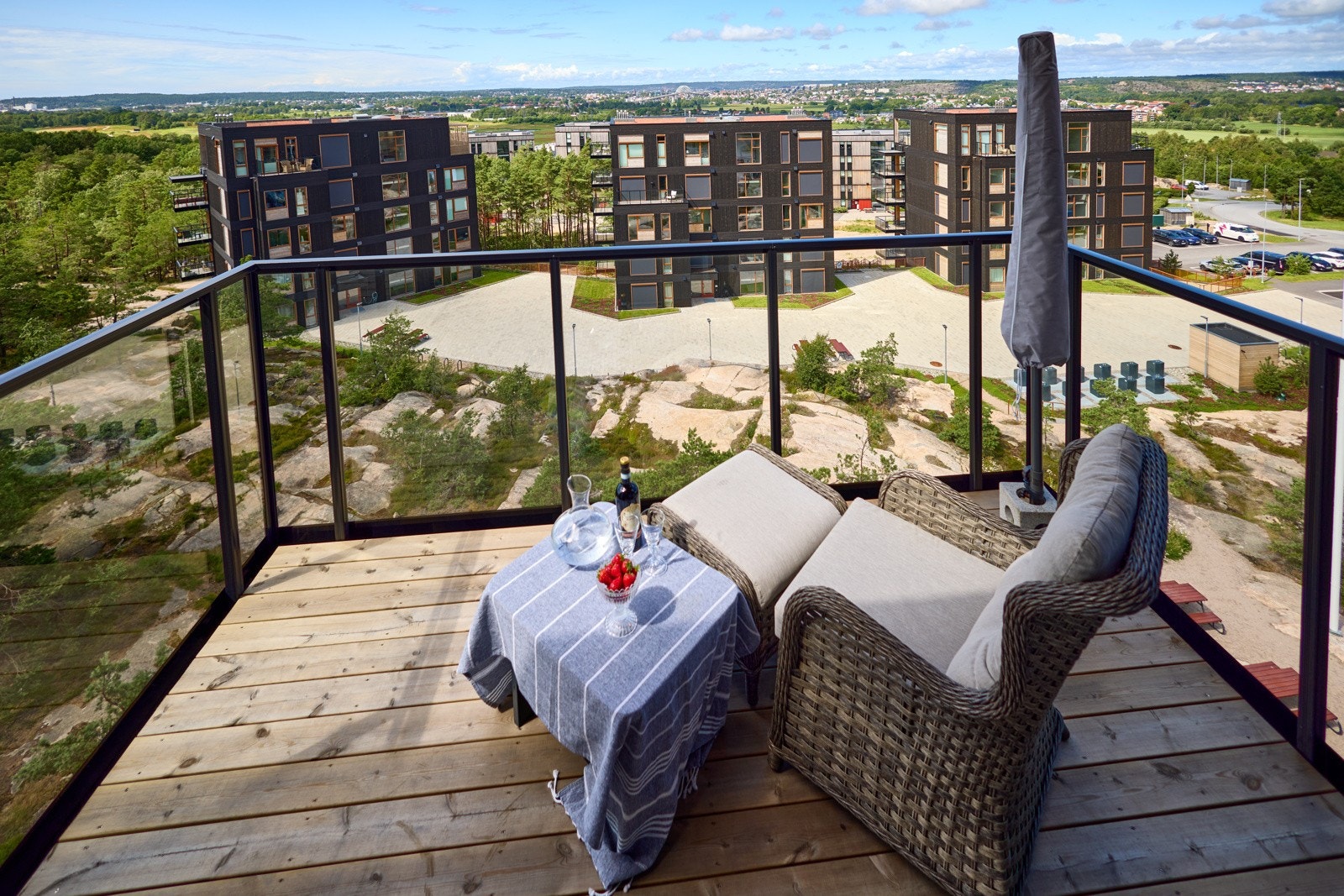 Balkong med glassrekkverk som gir flott utsyn, men samtidig skjermende for vind. Foto: selger Galleribilde