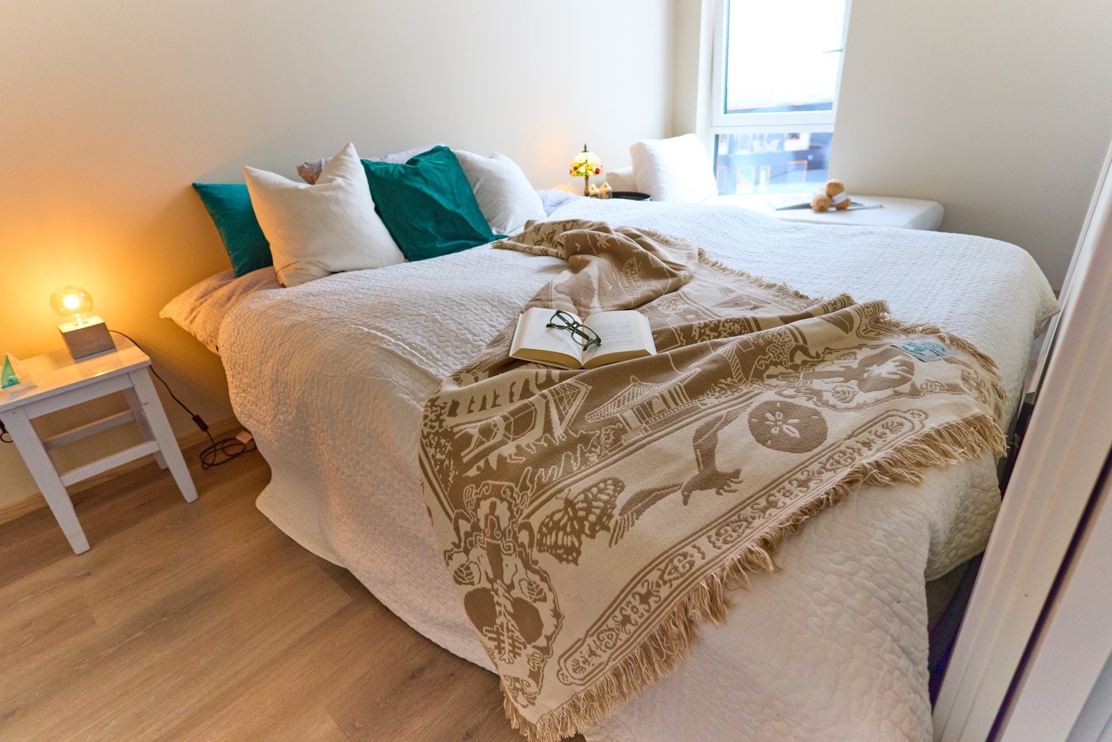 Soverom med to adkomst via to dører fra stuen/kjøkken. Foto: selger Galleribilde