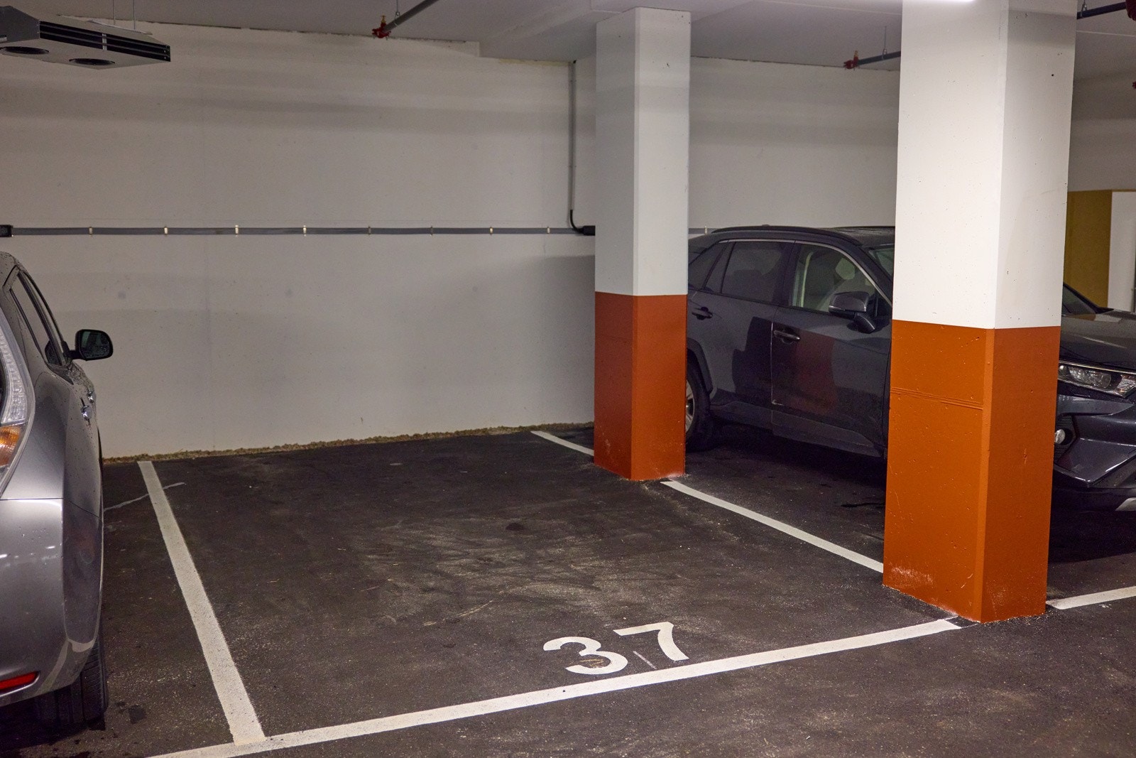 Andelen har parkeringsplass i felles parkeringskjeller. Infrastruktur om man ønsker elbil-lader, bekostes evt. av kjøper. Foto: selger Galleribilde