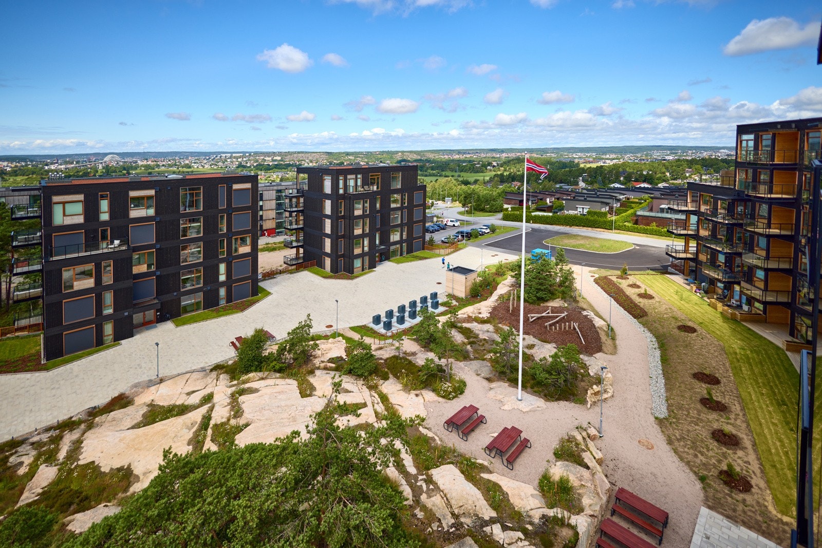 Pene, opparbeidede fellesarealer, felles utenomhusarealer med borettslaget foran. Foto: selger Galleribilde