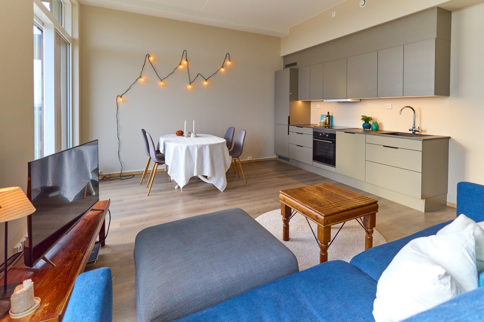 Praktisk åpen stue-/kjøkkenløsning med utgang til balkong. Galleribilde