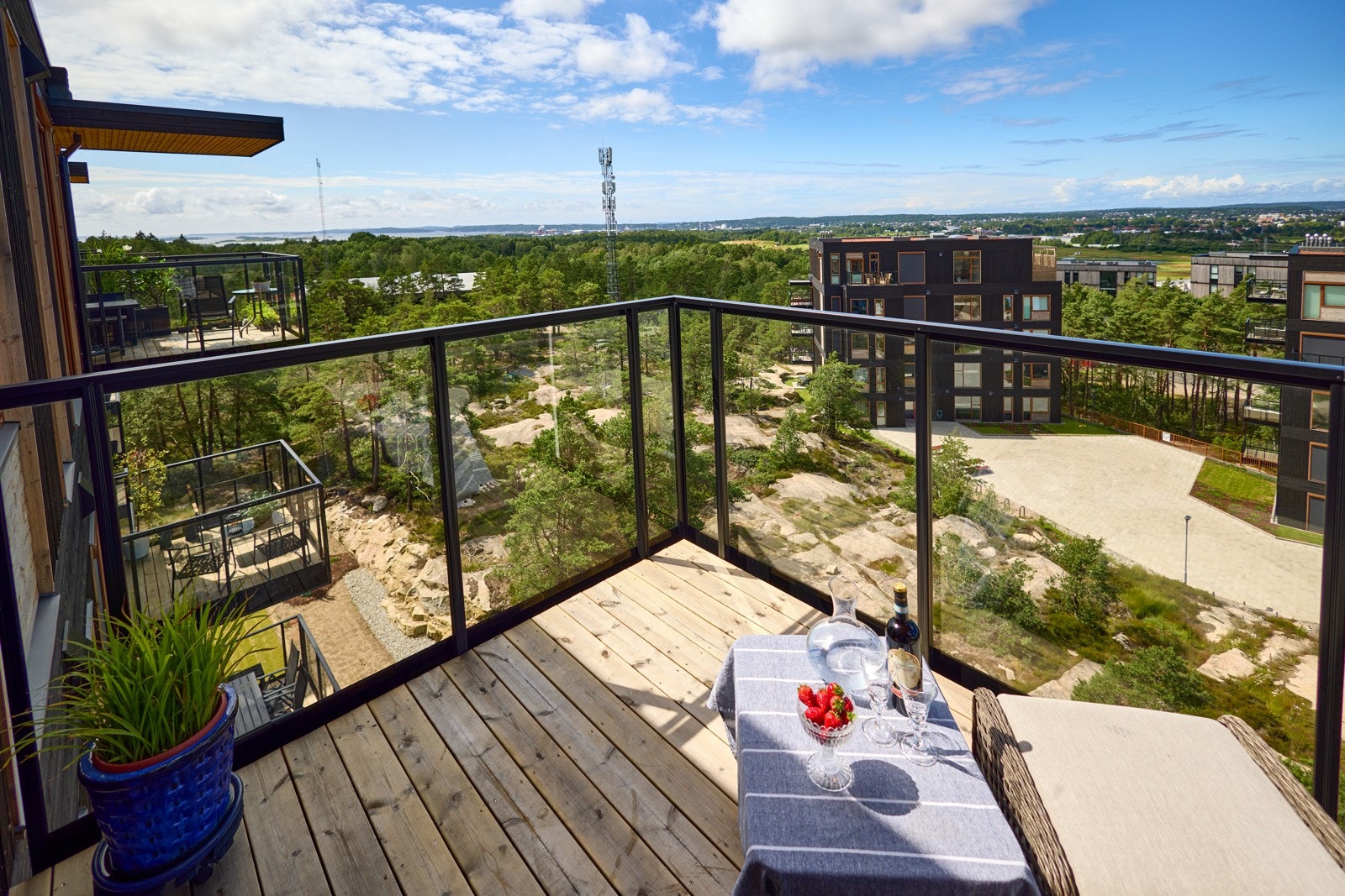 Balkong på 8m2 - flotte solforhold og god utsikt. Foto: selger Galleribilde