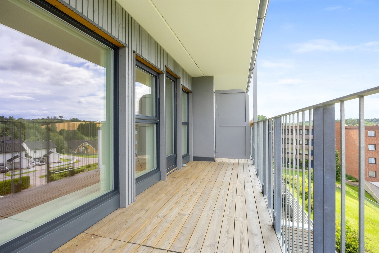 Balkongen måler 10 kvm, og gir god plass til utemøbler Galleribilde