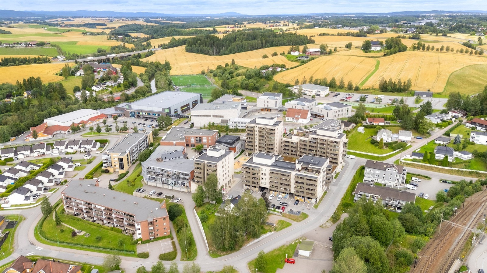 Dueveien 9 ligger i et trygt og sentralt boligområde på Frogner i Lillestrøm kommune, perfekt for barnefamilier. Herfra er det kort vei til flere butikker, barnehager, samt barne- og ungdomsskoler. Galleribilde