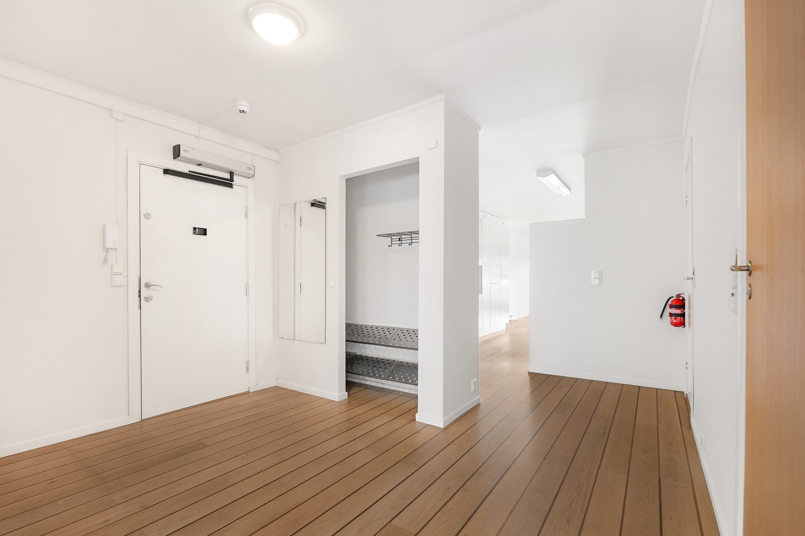 Entreen gir et godt førsteinntrykk, med god plass til oppbevaring av yttertøy. Galleribilde