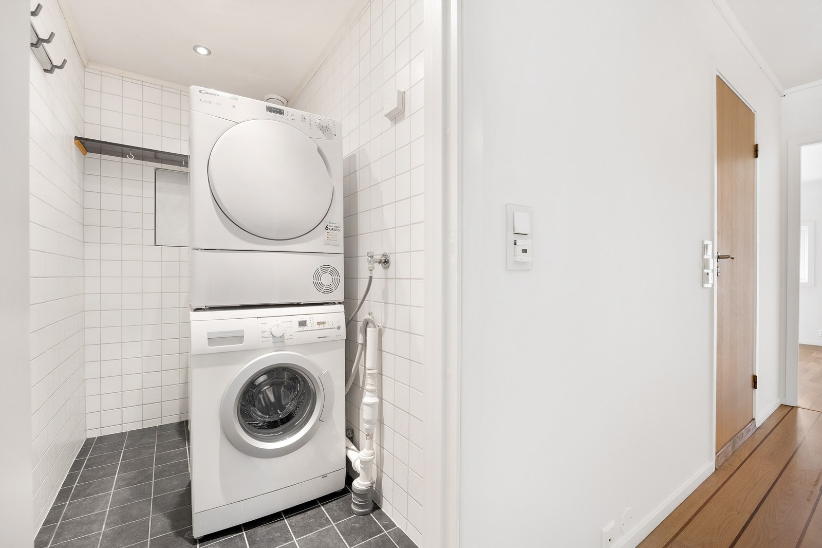 Vaskerom med oppbevaringsrom og opplegg til vaskemaskin Galleribilde