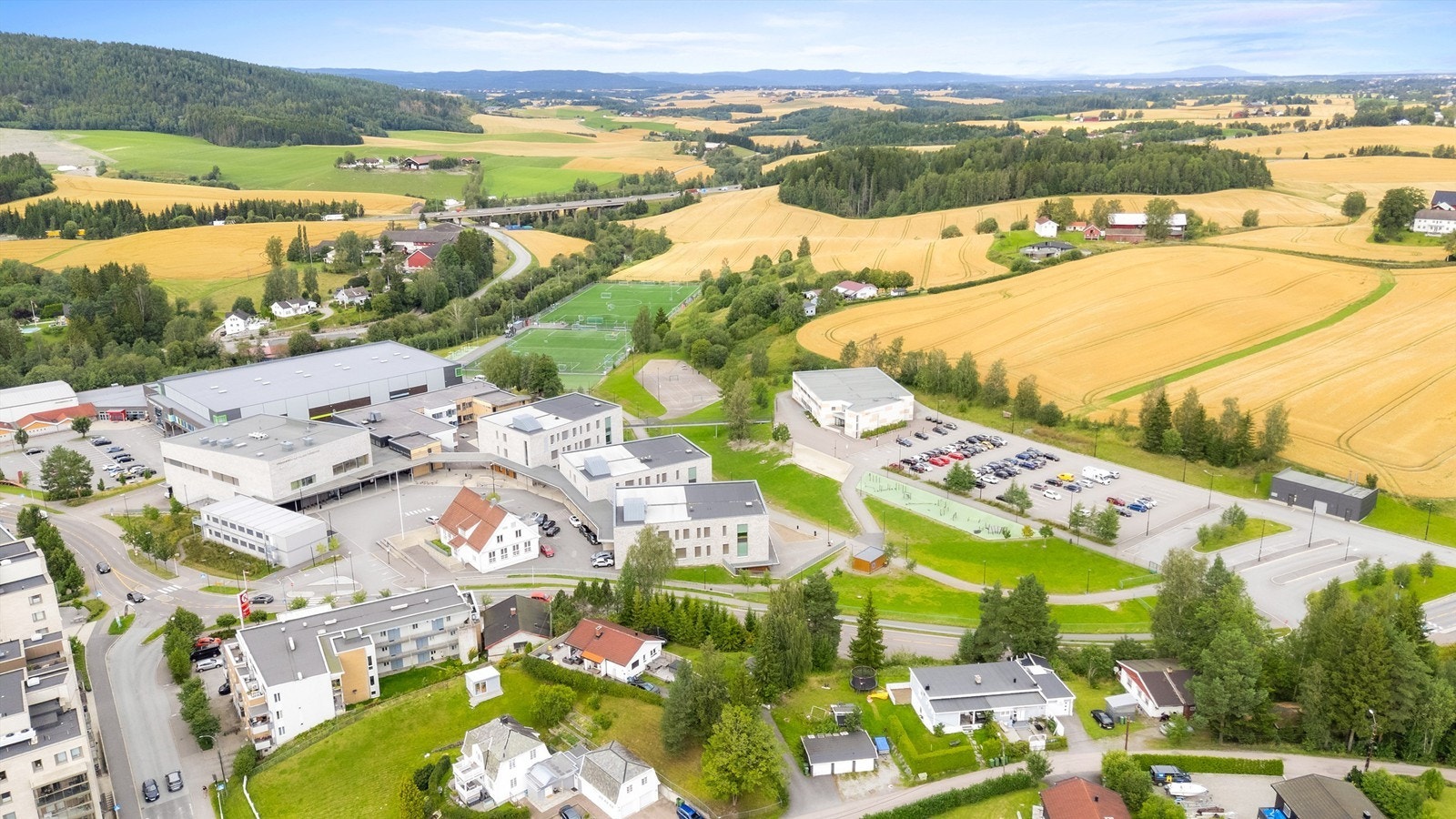 Rundt skolen finner du friområder med lekeplass, idrettsanlegg, fotballbane, skaterampe og svømmehall. Galleribilde