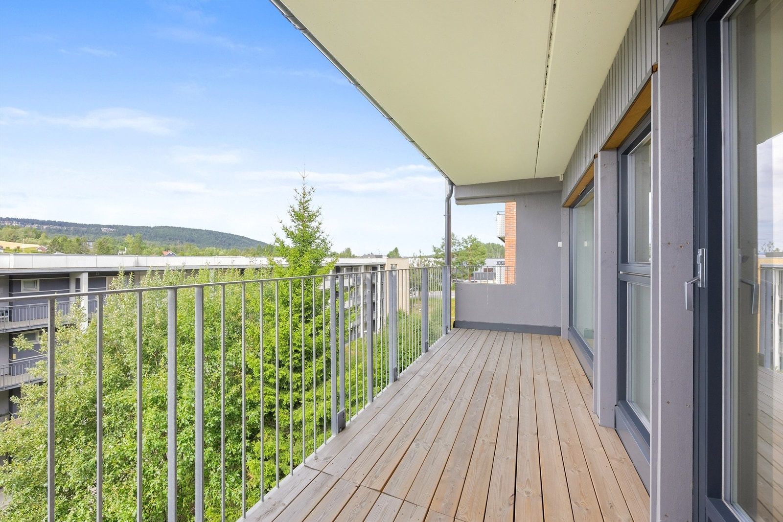 Fra stuen er det utgang til en flott og romslig balkong Galleribilde