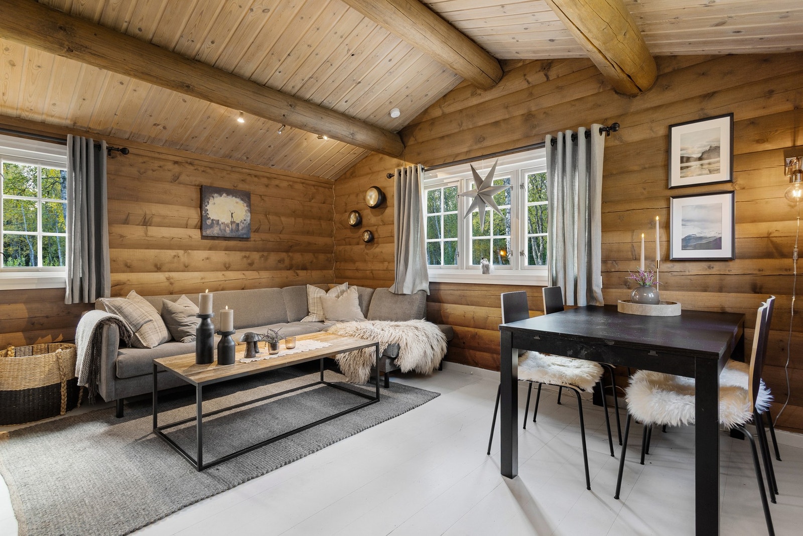Hytta har en nydelig atmosfære som må oppleves Galleribilde