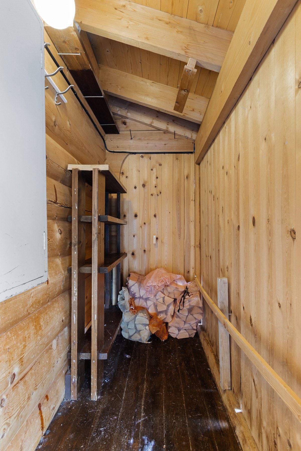 Utvendig bod, perfekt for oppbevaring av ved og sportsutstyr Galleribilde