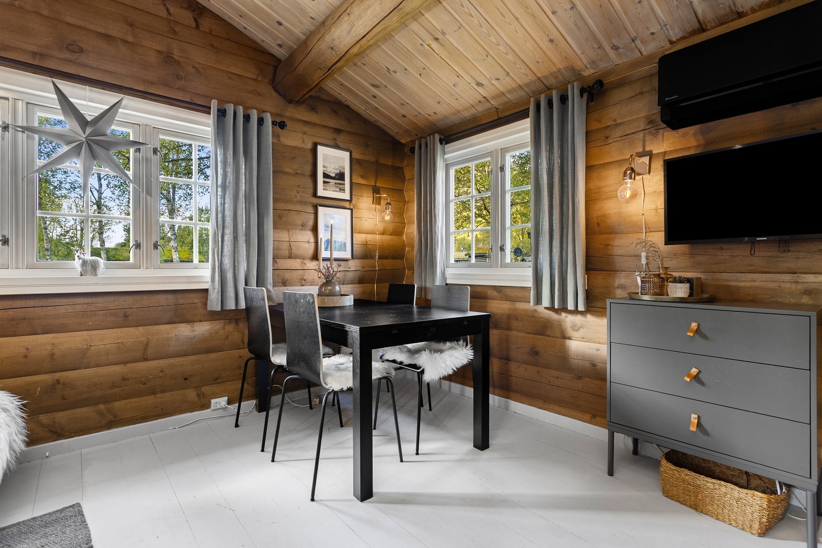 Hytta har varmepumpe og vedovn - begge av nyere dato Galleribilde