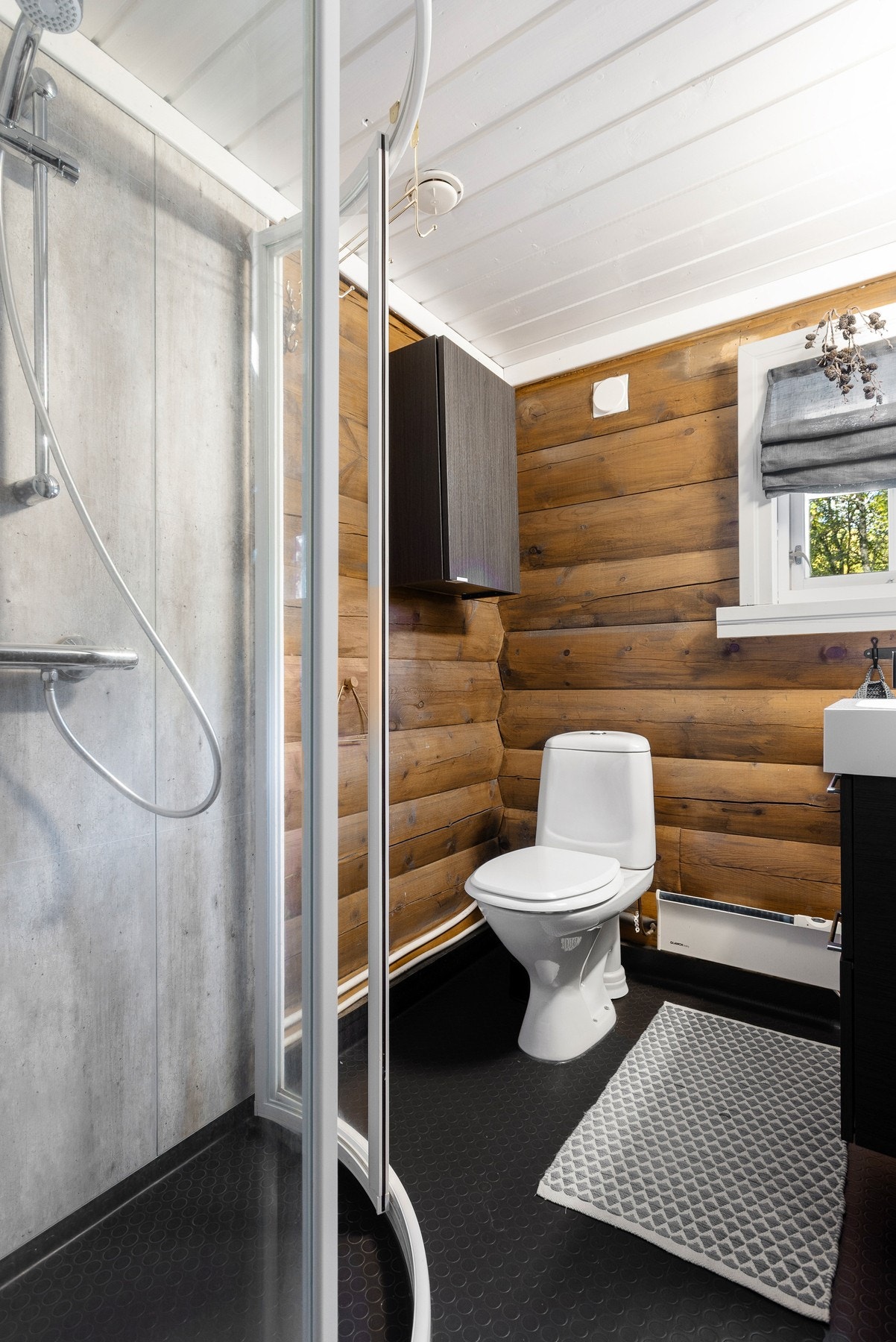 Baderom med etablert toalett, servant i innredning og dusjhjørne. Varmekabler i gulv Galleribilde