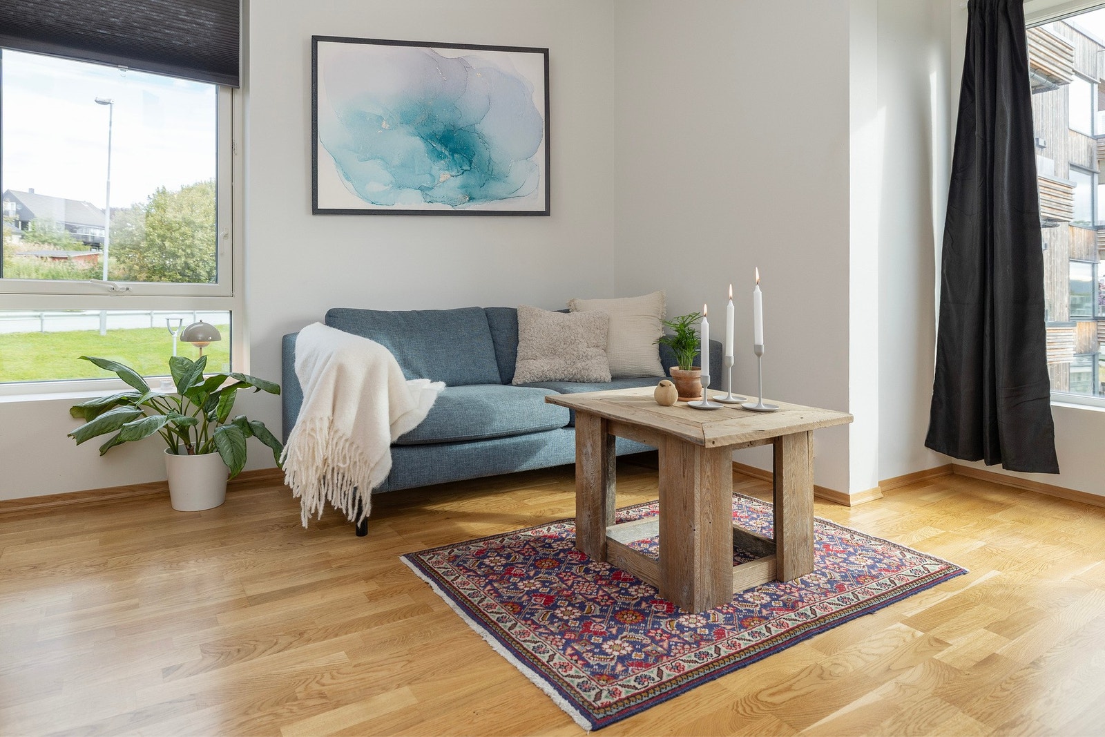 Stue, kjøkken og sovealkove i åpen løsning. Rommet er oppmålt til ca. 25 kvm. Galleribilde