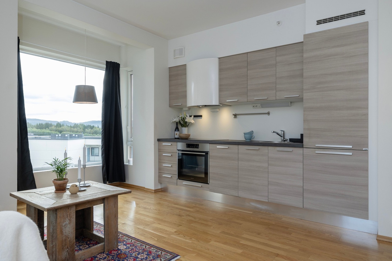 Kjøkken med integrerte hvitevarer. Galleribilde