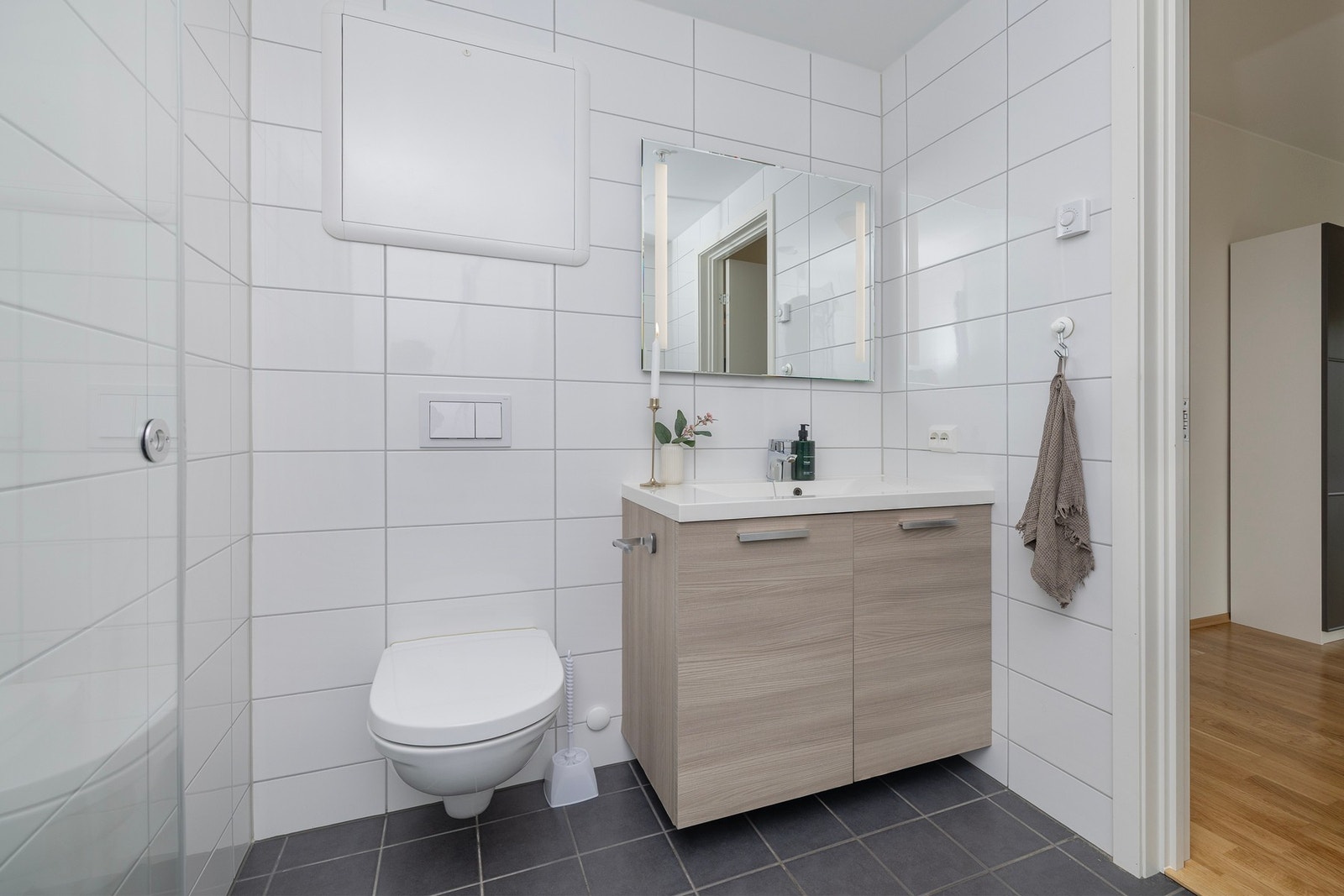 Flislagt bad/wc. Vegghengt wc og innfeldbare dusjvegger. Gulvvarme. Galleribilde