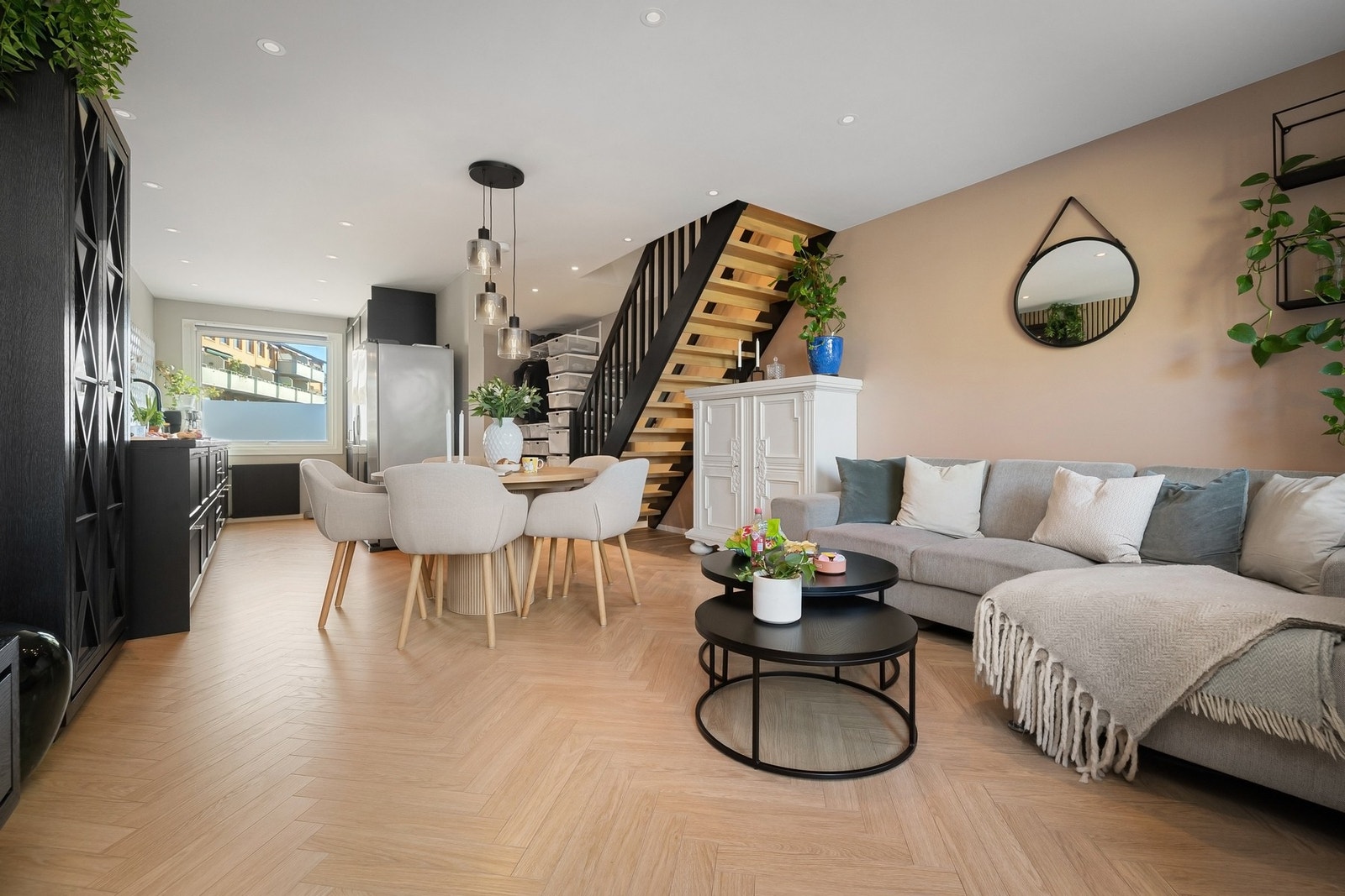 Moderne og åpen stue/kjøkkenløsning Galleribilde