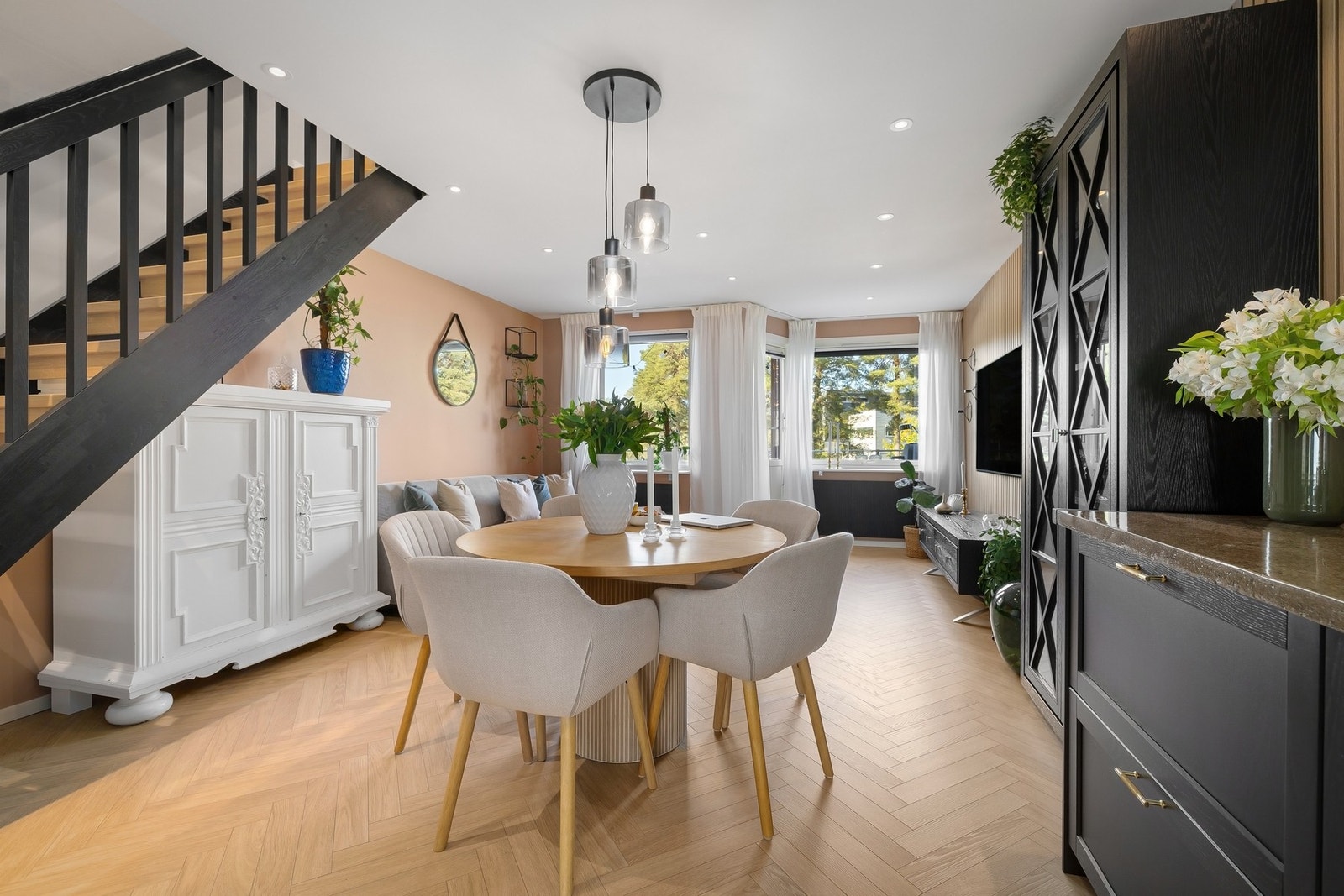 Kjøkken og stue utgjør en herlig, stor og luftig sone Galleribilde