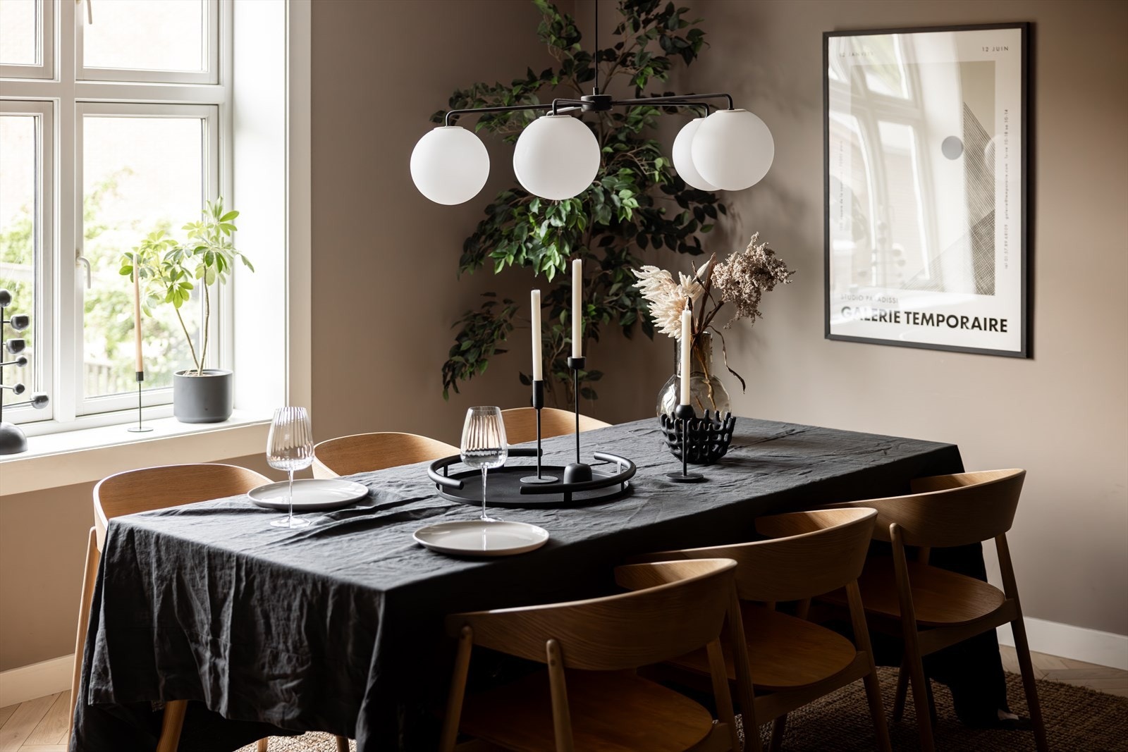 God plass til stort spisebord på kjøkkenet Galleribilde