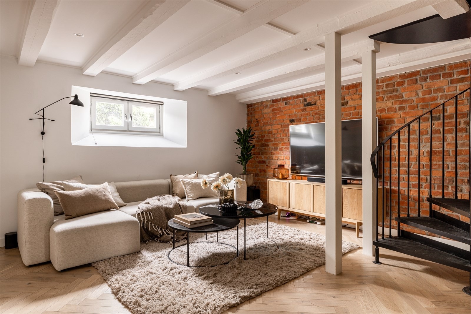 I underetasjen venter en koselig og innbydende kjellerstue med vedovn Galleribilde