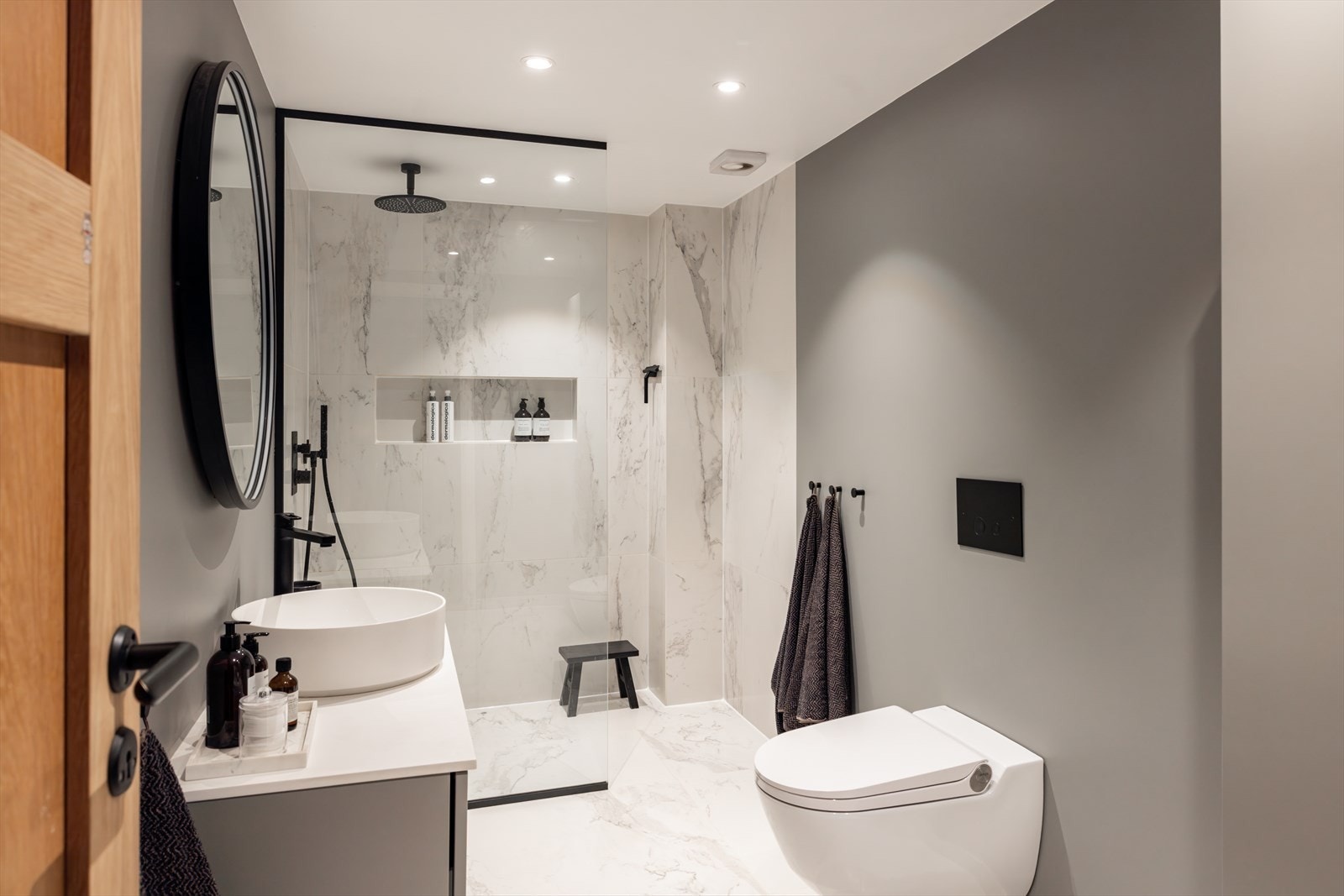 Lekkert og moderne bad med stilrene fliser og malte overflater Galleribilde