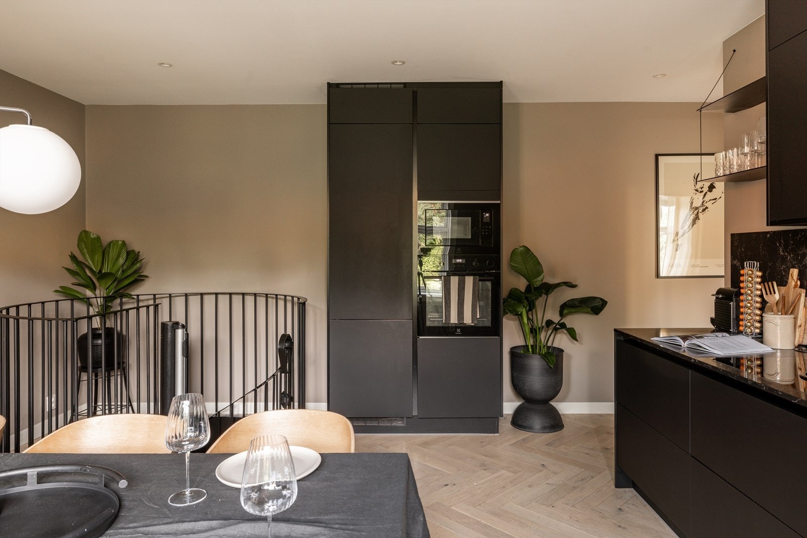 Rommet har malt i en behagelig fargetone og gulvet er dekket med nydelig fiskebensparkett med gulvvarme Galleribilde