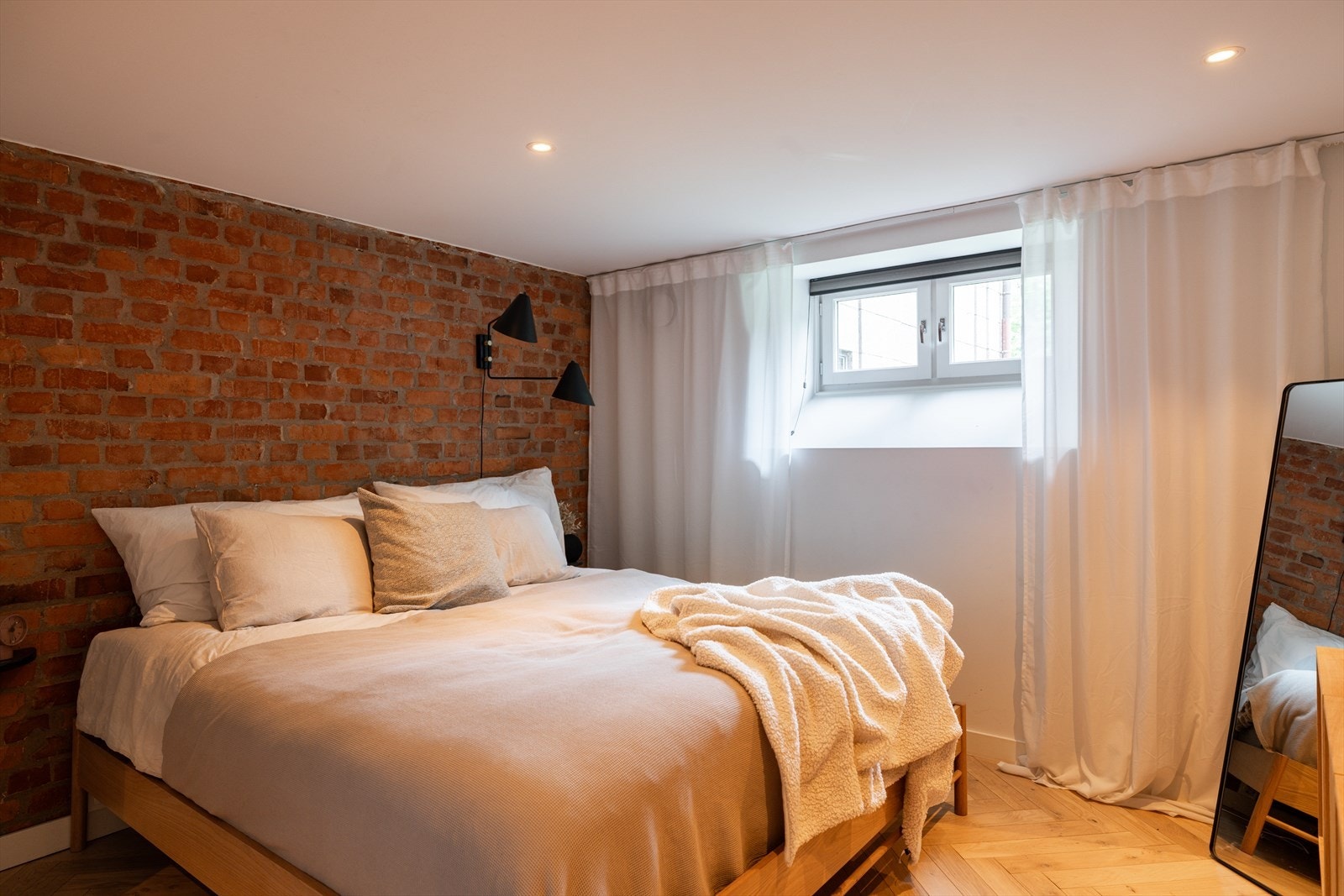 Rommet blir i dag benyttet som hovedsoverommet og er innredet med seng og tilhørende møbler Galleribilde