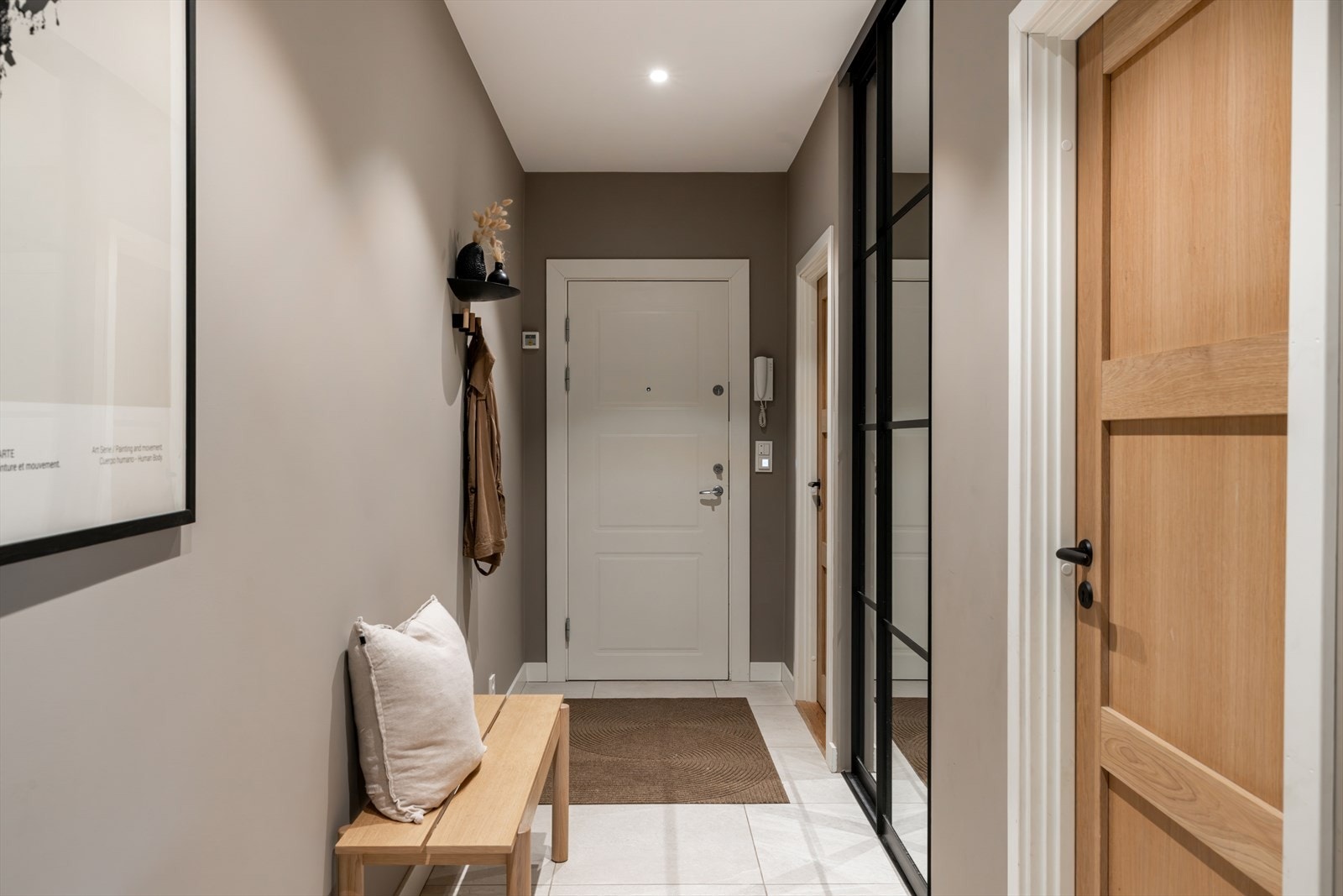 En stor skyvedørsgarderobe med speilfronter sørger for rikelig med oppbevaring Galleribilde