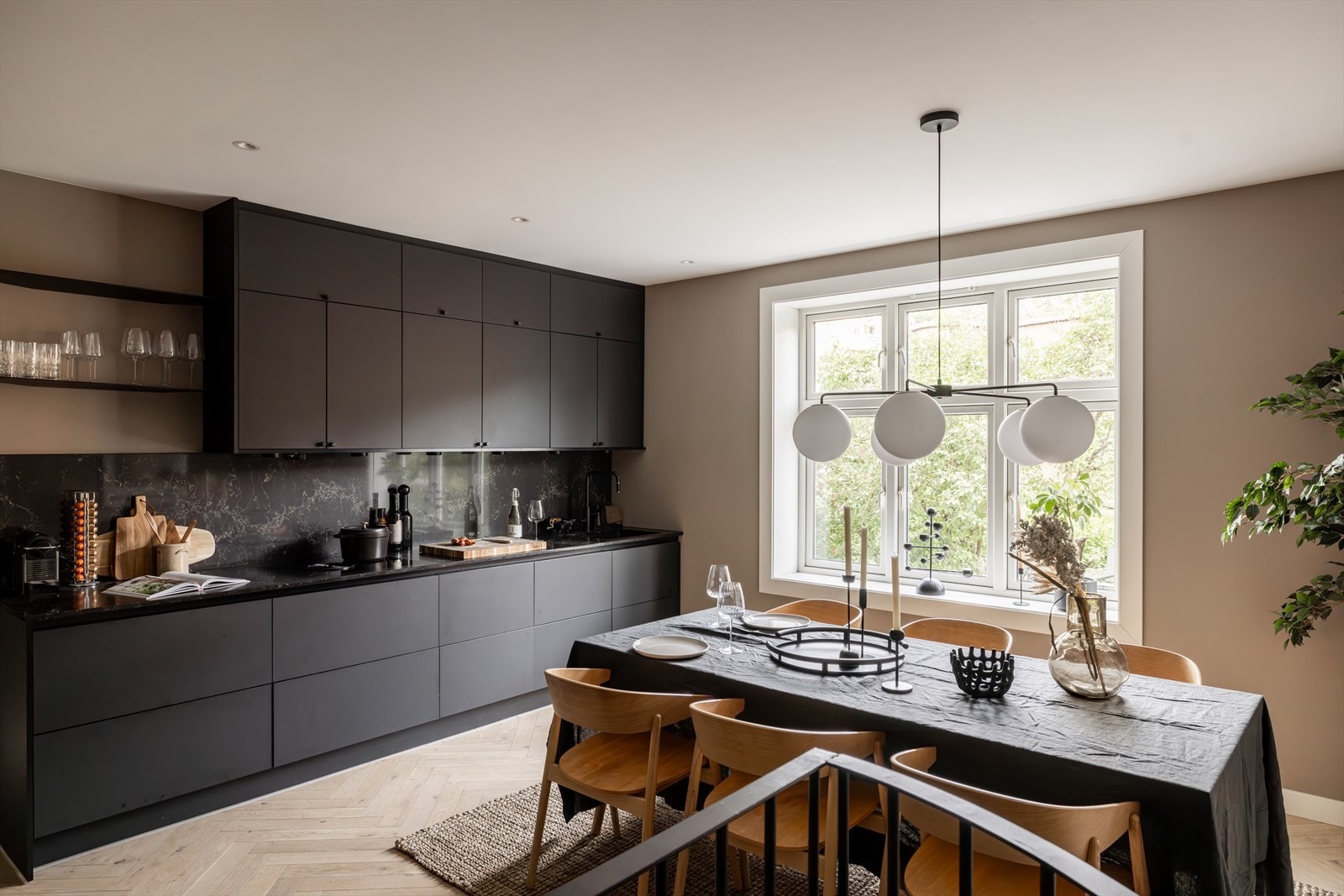 Store vindusflater og god takhøyde gir rommet en eksklusiv romfølelse Galleribilde