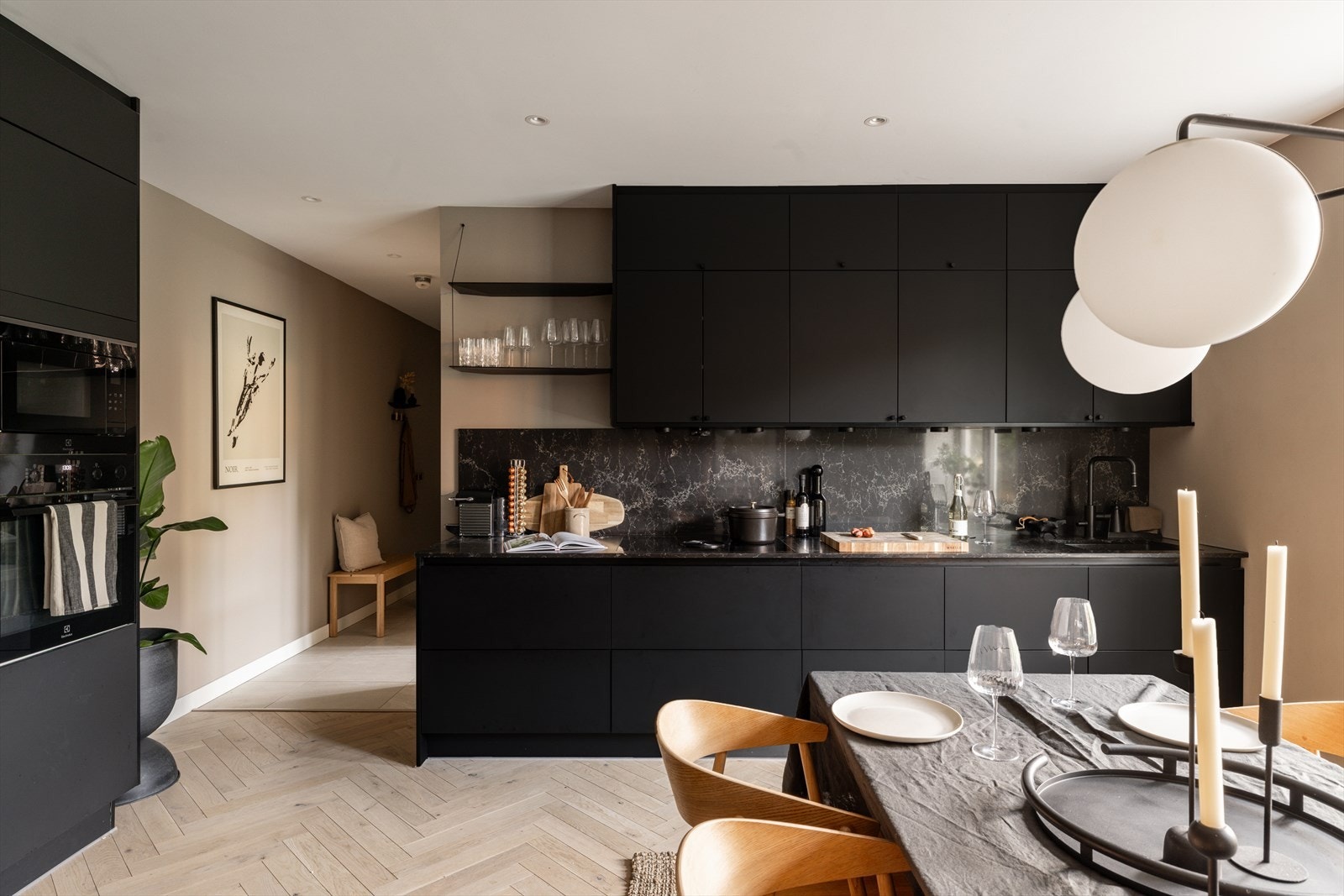 Det åpne stue- og kjøkkenområdet er hjemmets naturlige samlingspunkt - lyst, luftig og gjennomført lekkert Galleribilde