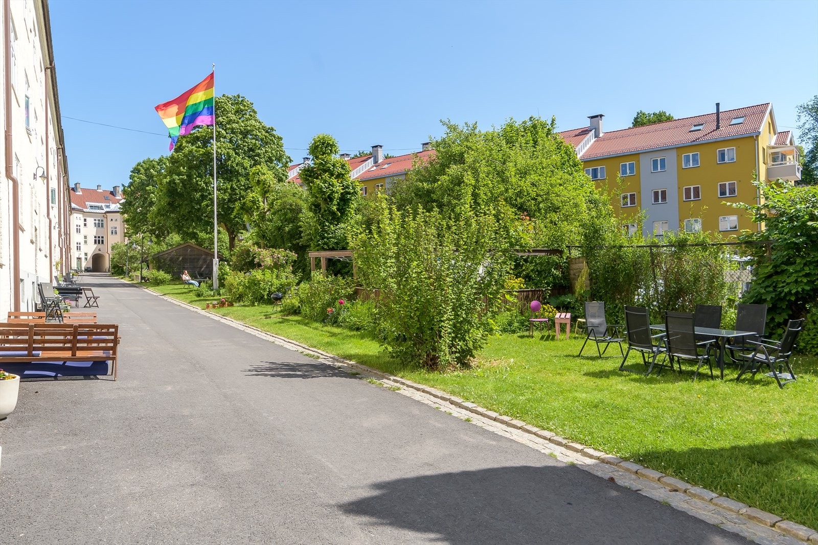 Du finner flere hyggelige sittegrupper og grillplasser i bakgården Galleribilde