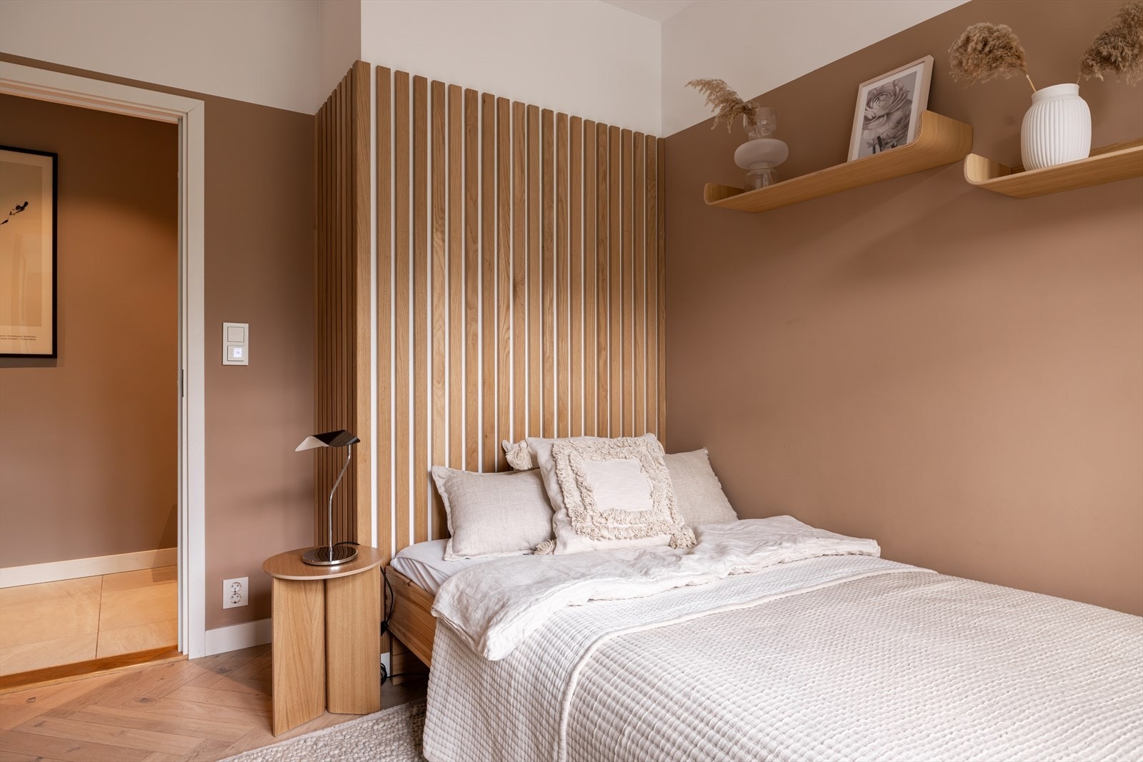 Rommet har plass til dobbeltseng og garderobeskap Galleribilde