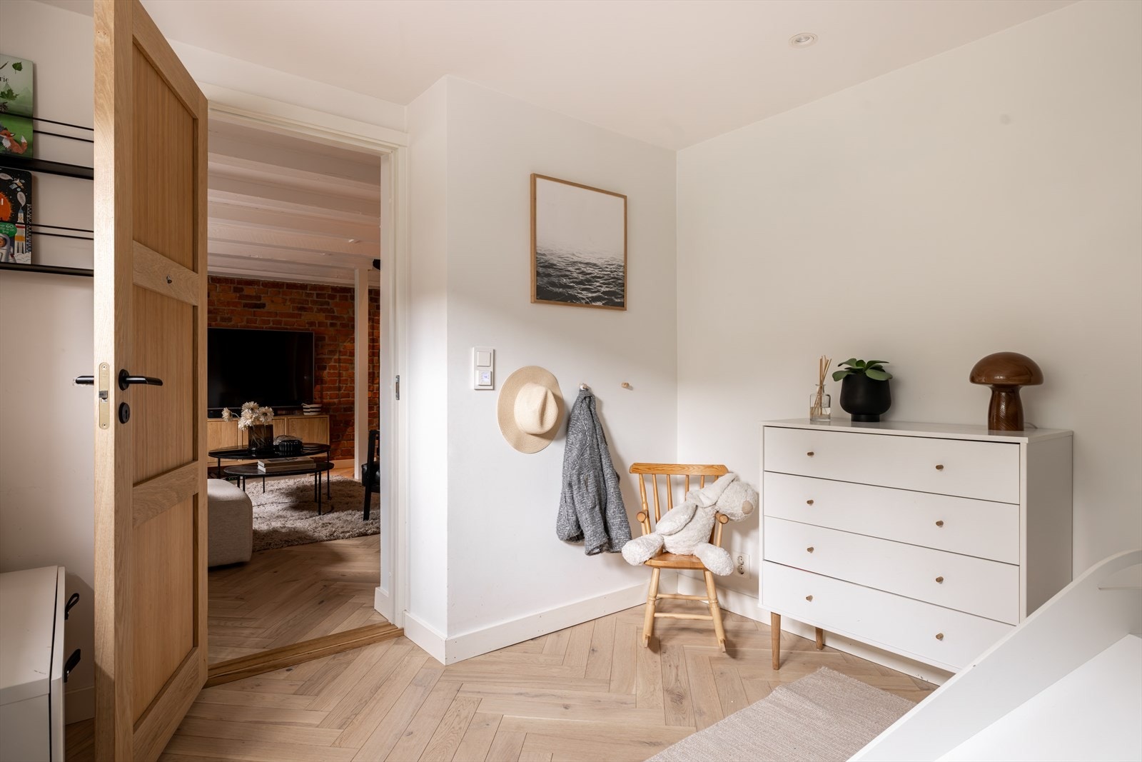 Rommet har gjennomførtestandard med lysmalte vegger og eksklusiv fiskebensparkett med gulvvarme Galleribilde