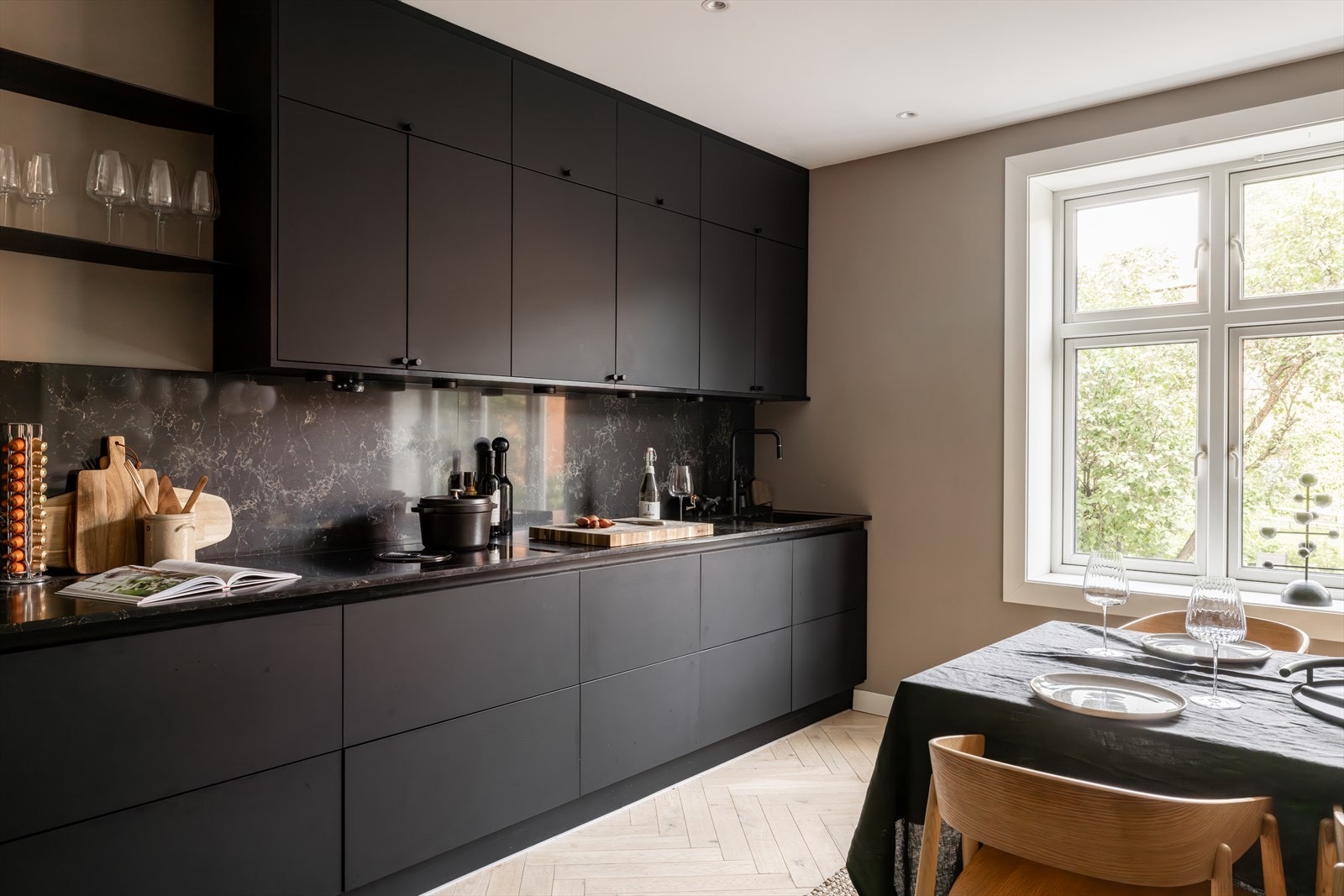 Hele leiligheten er totalrenovert med eksklusive materialvalg og moderne farger som gir et elegant og lunt inntrykk. Galleribilde