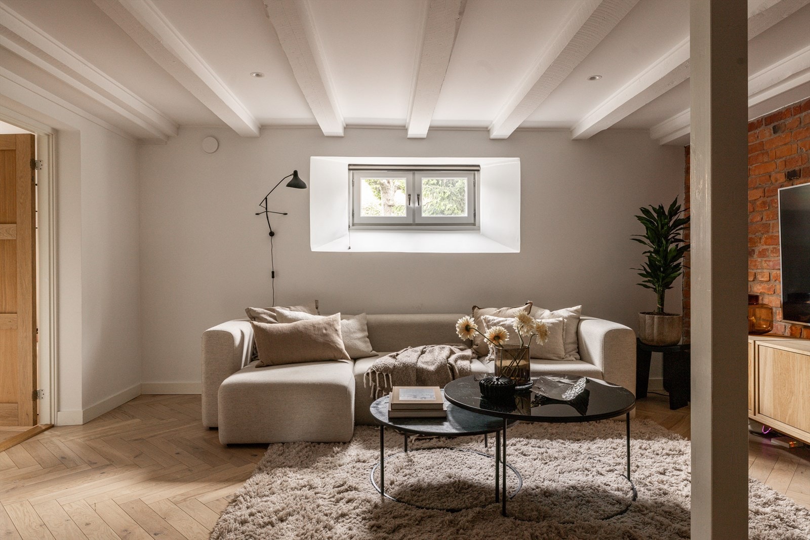 Det er god plass til sofakrok og TV-løsning Galleribilde