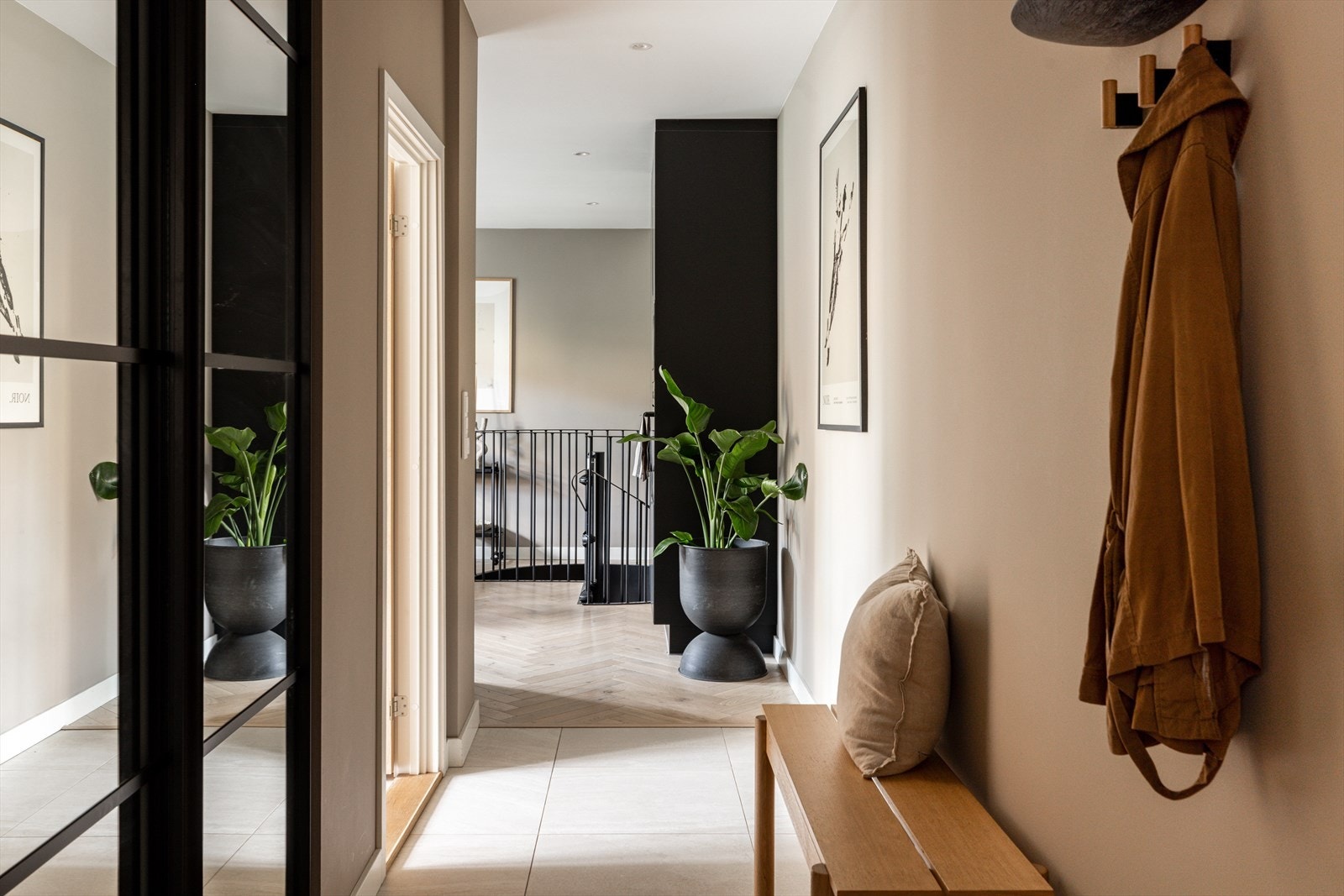 Stilfull og innbydende entré med flislagt gulv med behagelig gulvvarme Galleribilde