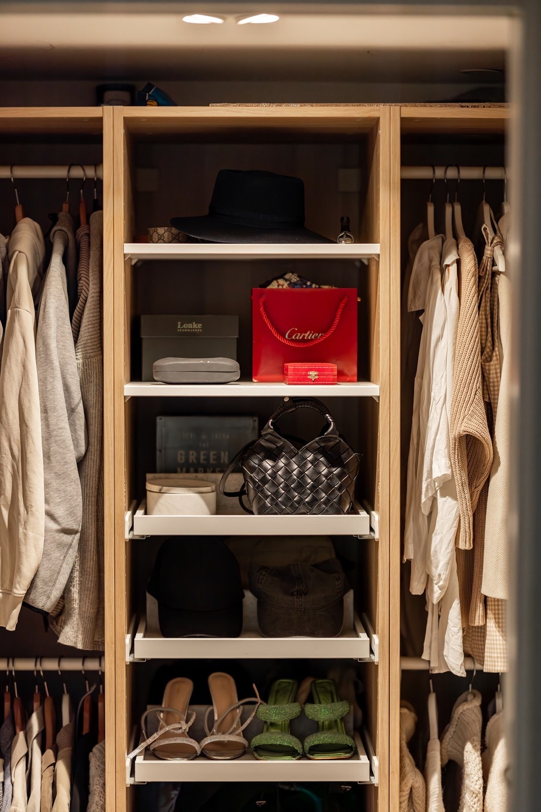 Åpen og praktisk oppbevaringsløsning for klær og tilbehør Galleribilde