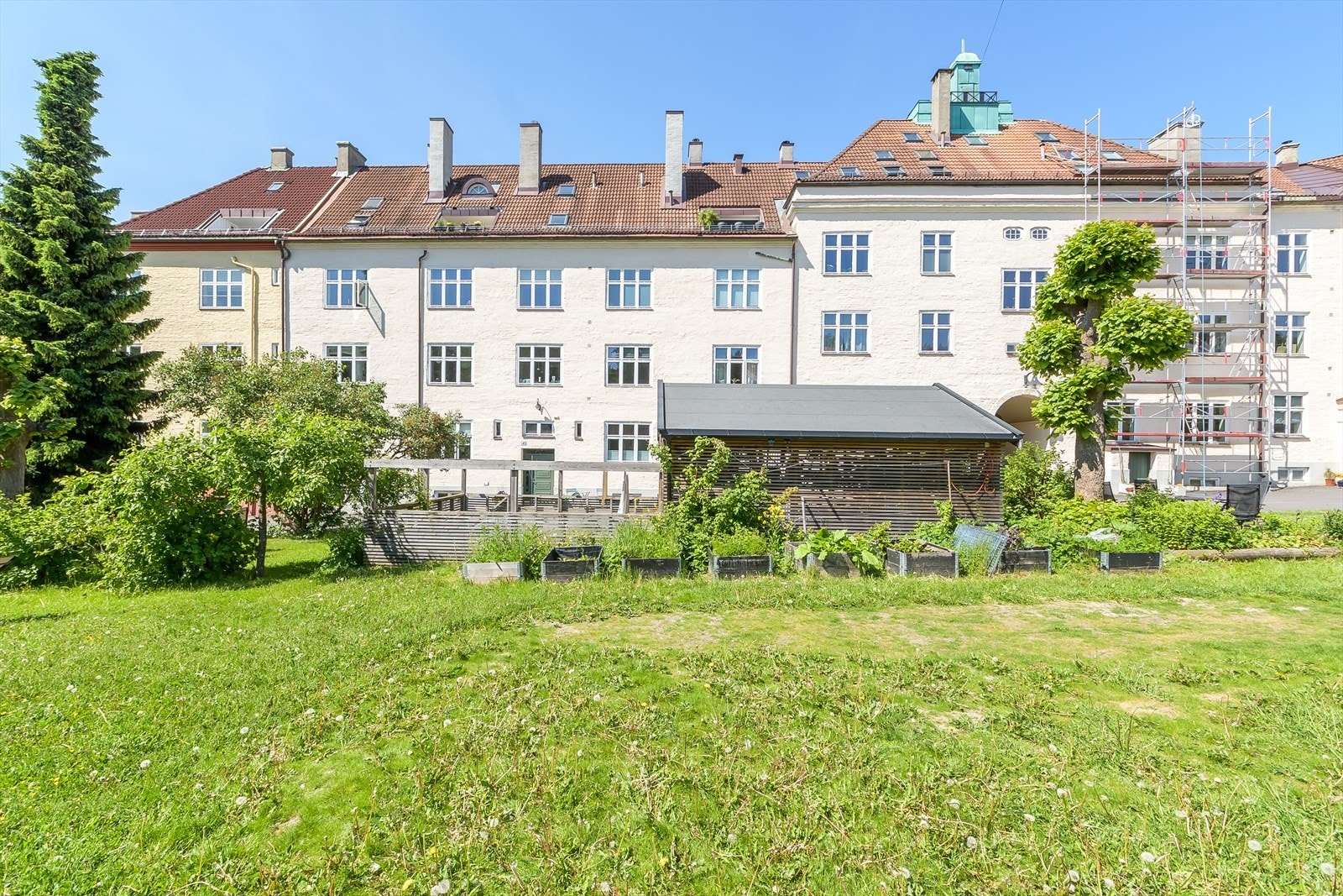 Beliggenheten er svært barnevennlig med felles og hyggelig gårdsrom, mange lekekamerater, skoler og barnehager i nærheten Galleribilde