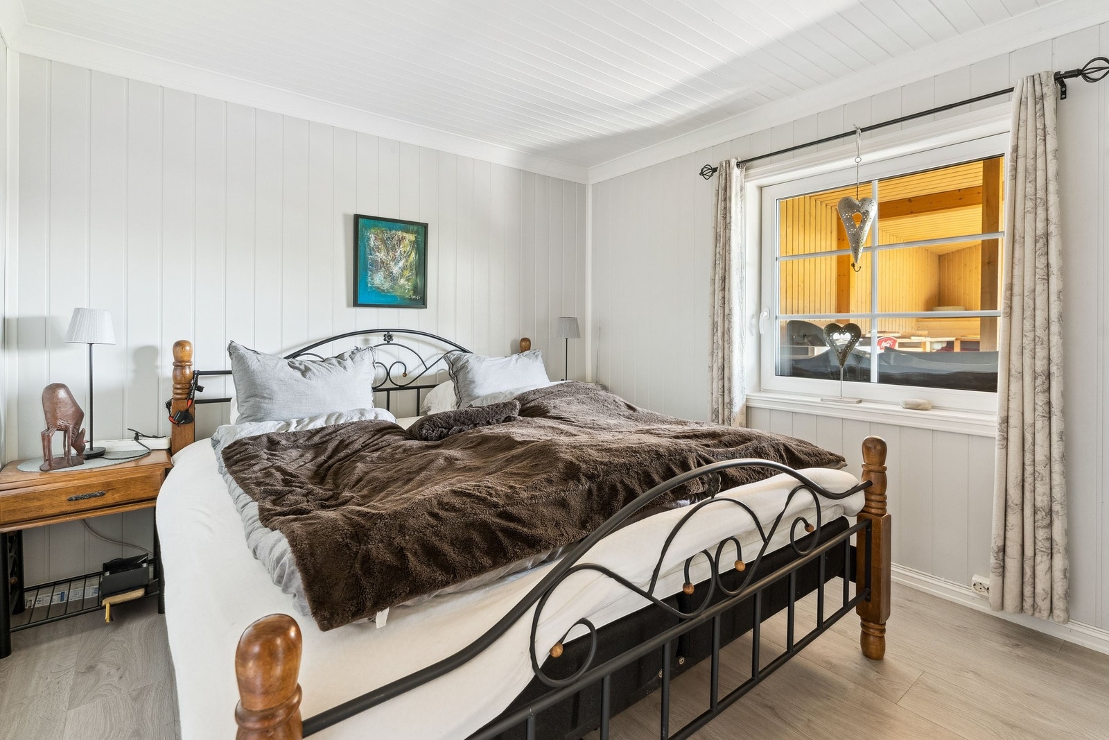 Soverom 1 etg, et stort godt soverom som også kan benyttes til kontor el.l. Galleribilde